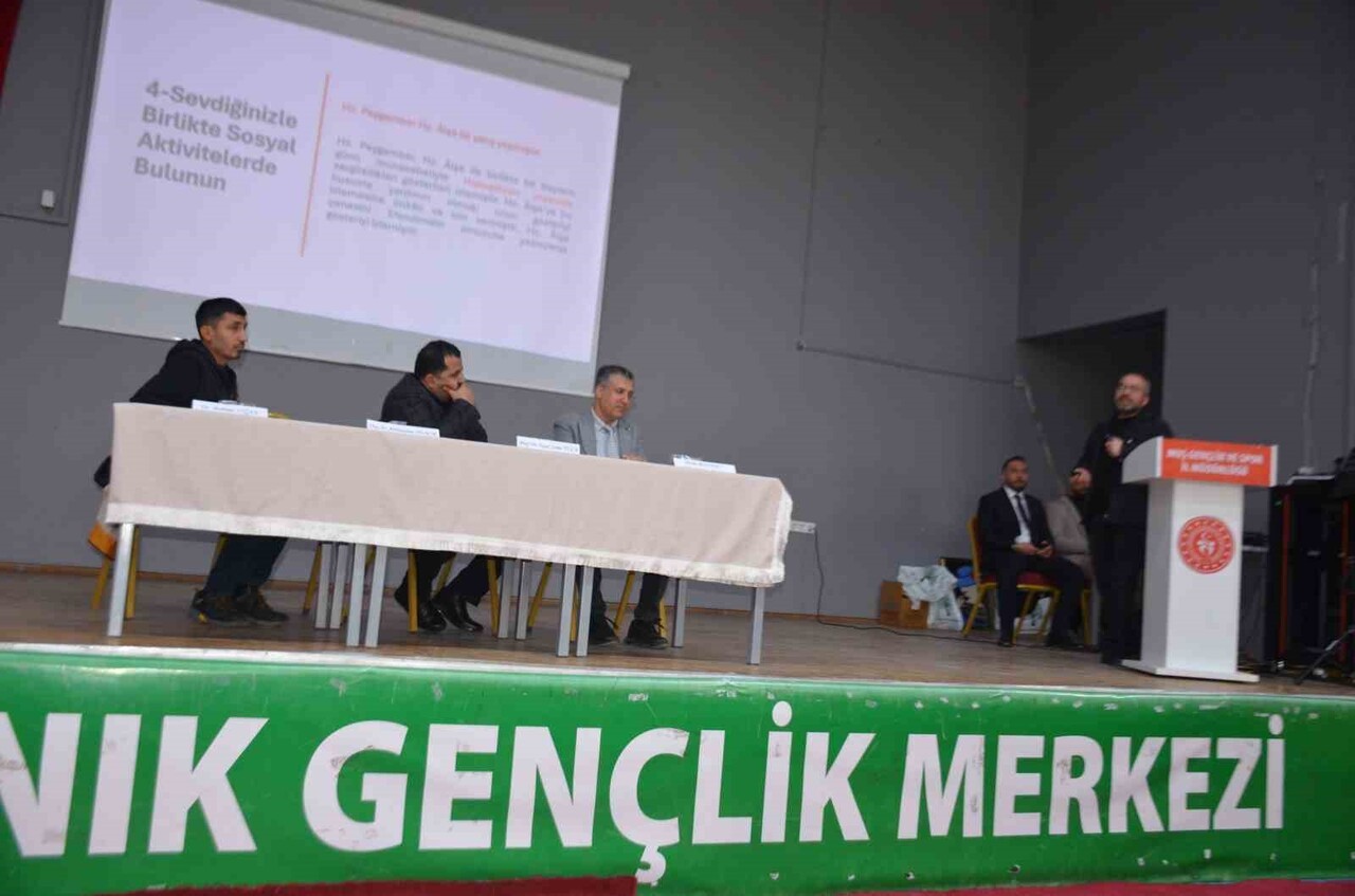 MUŞ'UN BULANIK İLÇESİNDE "AİLE YILI" KAPSAMINDA DÜZENLENEN "MAARİF MODELİ AİLE KONFERANSI" GENİŞ...