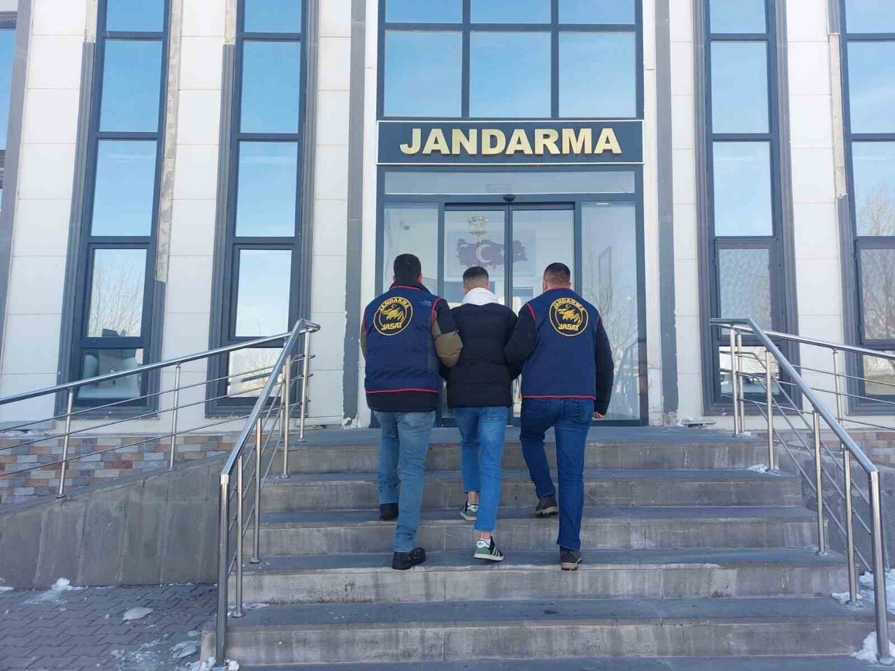 MUŞ'UN KORKUT İLÇESİNDE HAKKINDA 4 YIL 2 AY KESİNLEŞMİŞ HAPİS CEZASI BULUNAN ŞAHIS...