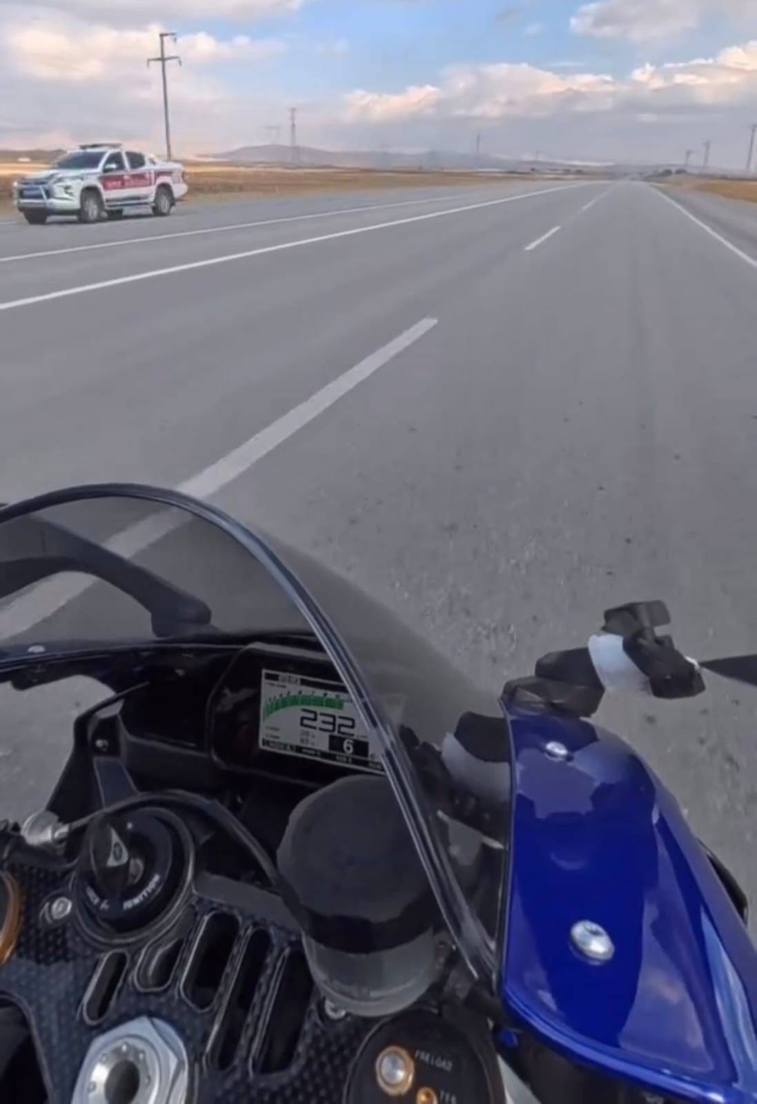 MUŞ İL JANDARMA KOMUTANLIĞI EKİPLERİ, SOSYAL MEDYADA YAPTIKLARI HIZ PAYLAŞIMLARIYLA TRAFİK...