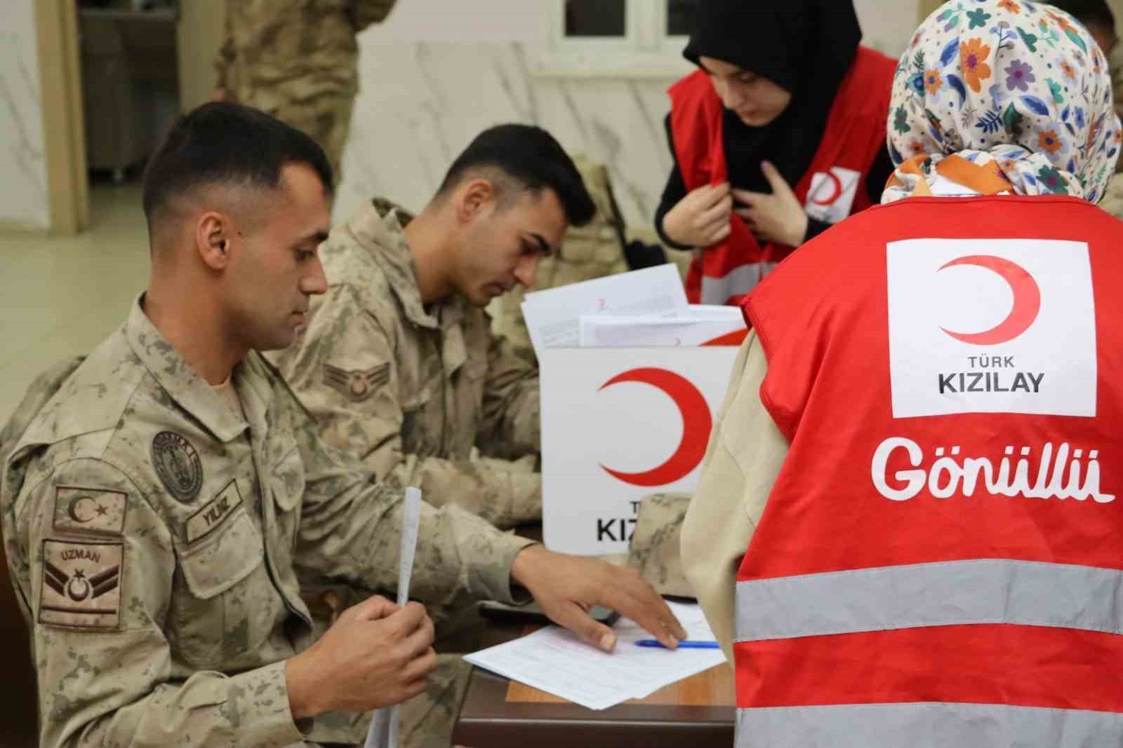 MUŞ İL JANDARMA KOMUTANLIĞI PERSONELİ, TÜRK KIZILAY’INA DESTEK AMACIYLA KAN BAĞIŞINDA...