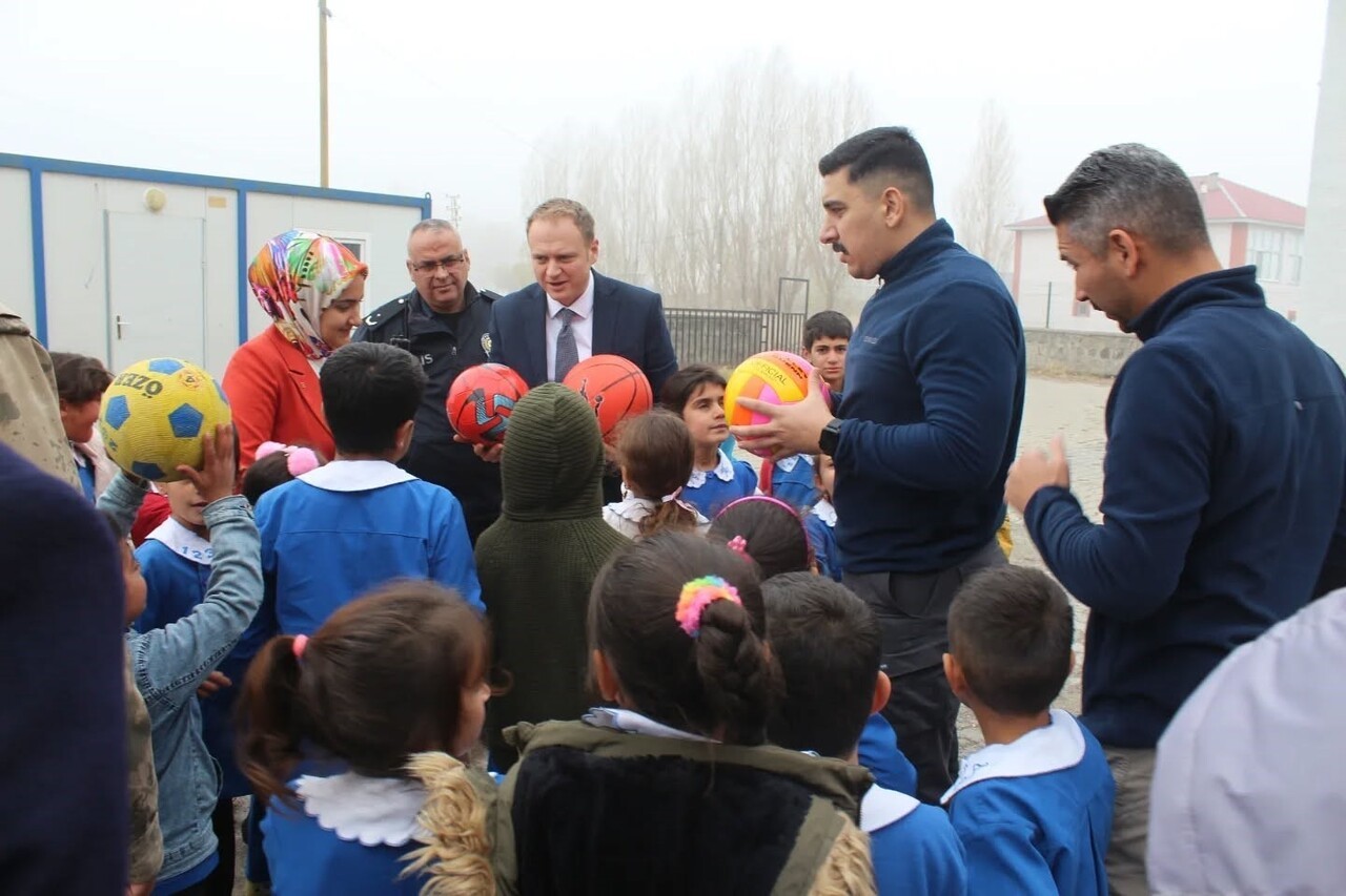 MUŞ’UN BULANIK KAYMAKAMI ÖMER ÖVÜNÇ KOŞANSU, EĞİTİME VERİLEN DESTEĞİN KARARLILIKLA DEVAM EDECEĞİNİ...