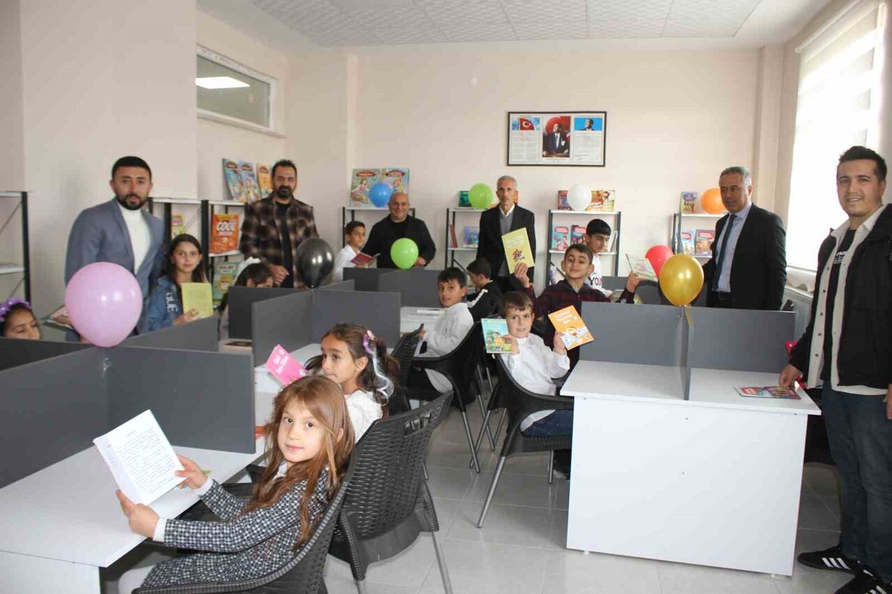 MUŞ’UN MALAZGİRT İLÇESİNDEKİ MALAZGİRT İLKOKULU, UZUN SÜREDİR EKSİKLİĞİ HİSSEDİLEN KÜTÜPHANESİNE...