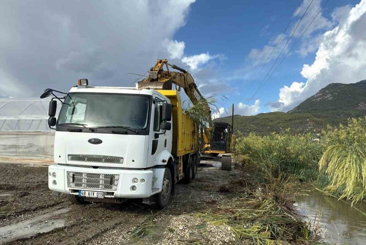 MUSKİ, FETHİYE E SEYDİKEMER’DE 77 KM DERE TEMİZLİĞİ YAPTI