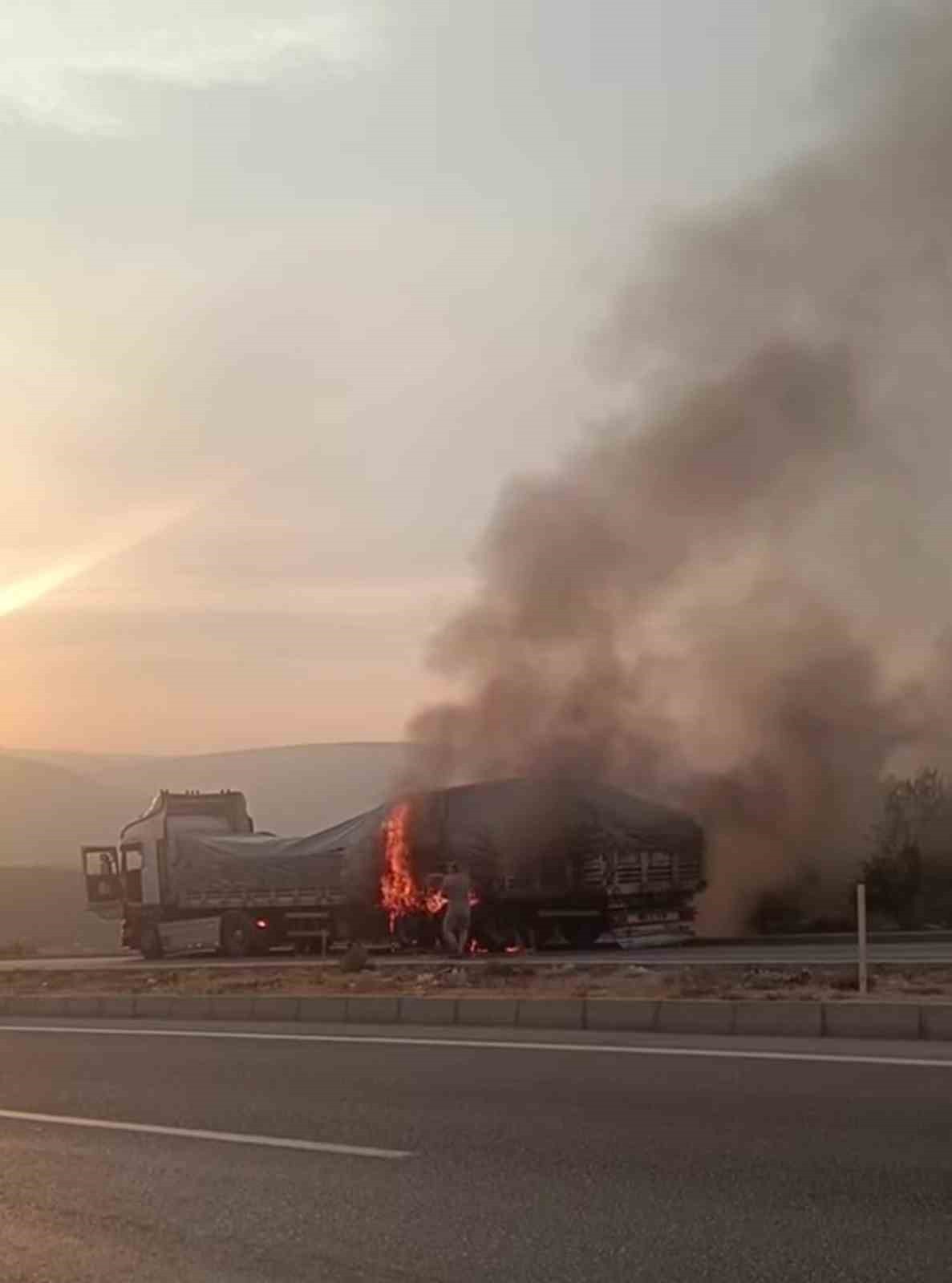 MUT İLÇESİNDE SEYİR HALİNDEKİ TIR’DA YANGIN ÇIKTI. YANGINA MÜDAHALE EDEN İTFAİYE EKİPLERİ KISA...