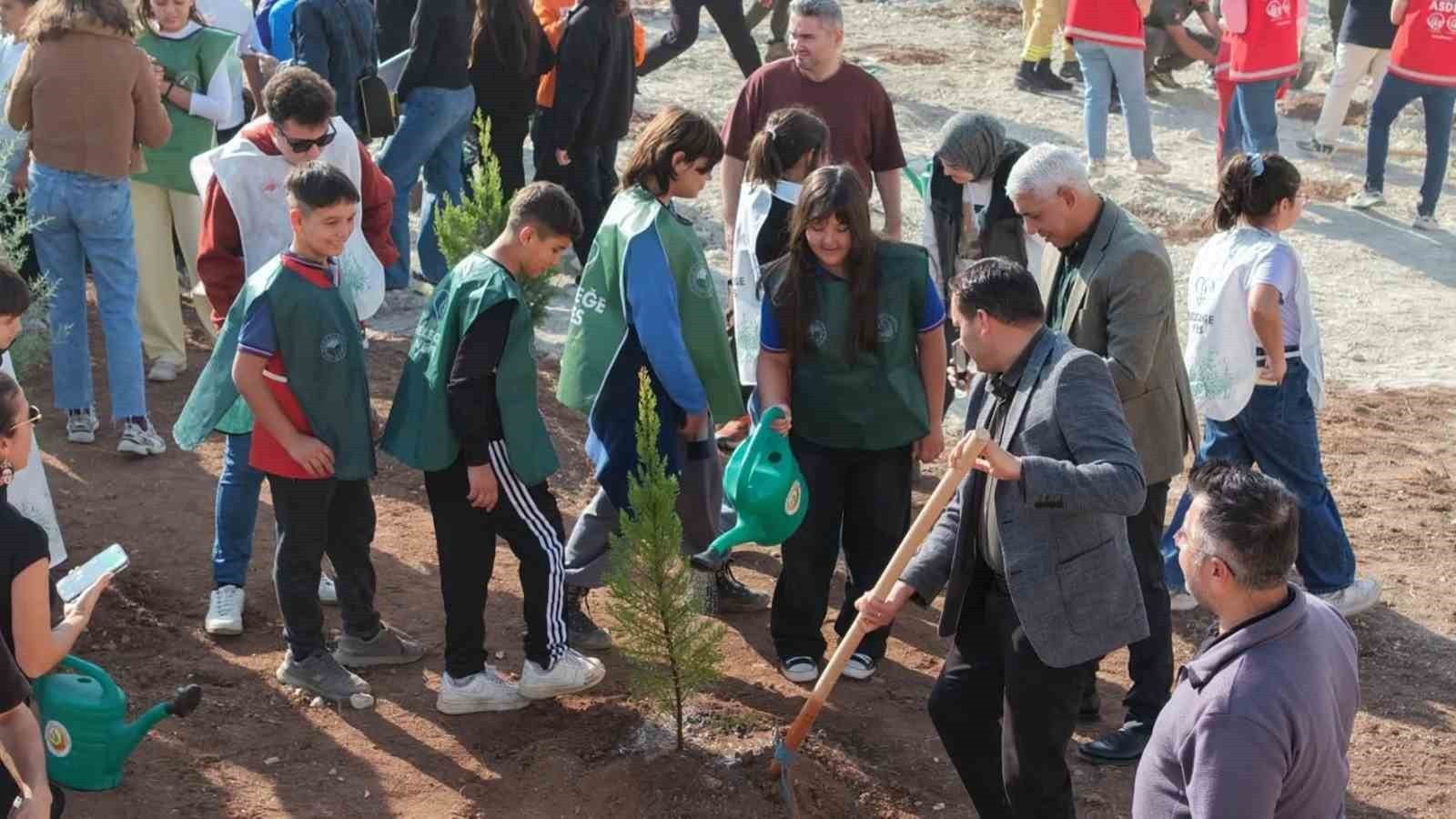 MUT ORMAN İŞLETME MÜDÜRLÜĞÜ EKİPLERİ YEŞİL VATAN SEFERBERLİĞİ KAPSAMINDA 500 FİDAN TOPRAKLA...