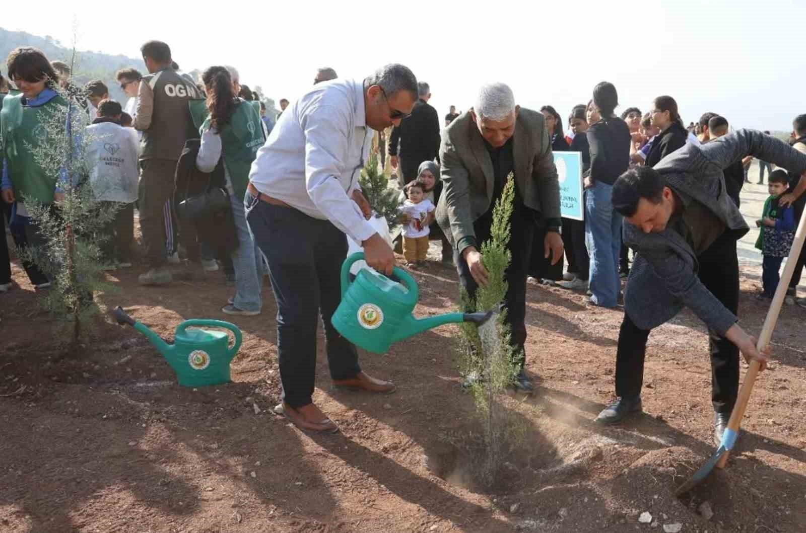 MUT ORMAN İŞLETME MÜDÜRLÜĞÜ EKİPLERİ YEŞİL VATAN SEFERBERLİĞİ KAPSAMINDA 500 FİDAN TOPRAKLA...