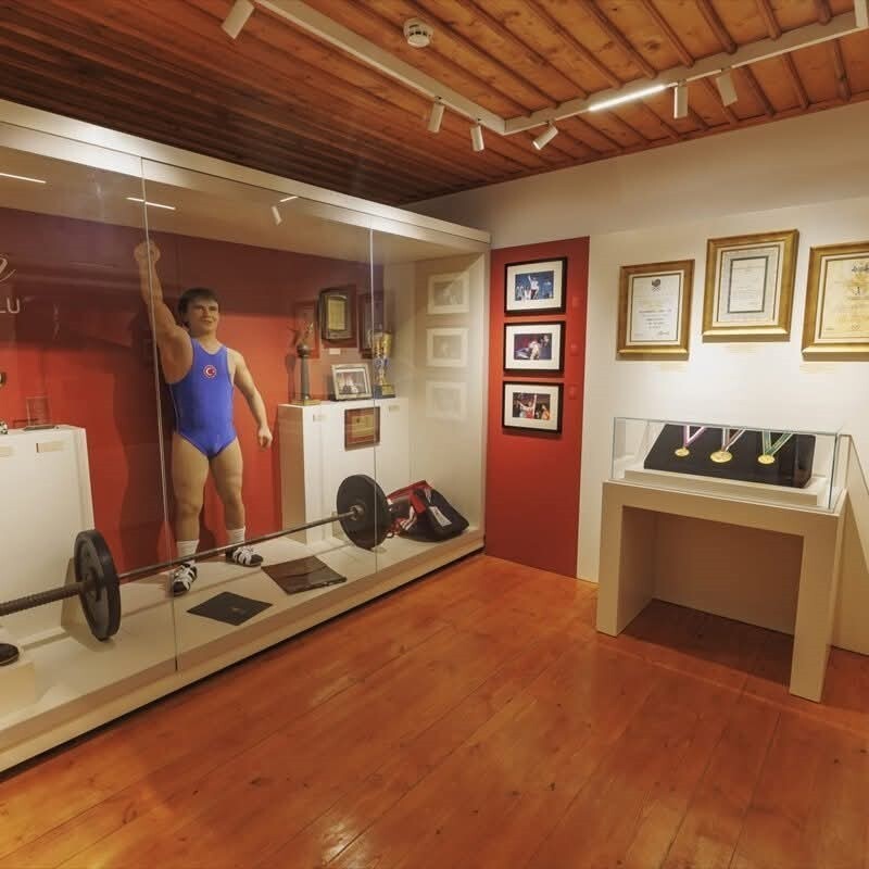 NAİM SÜLEYMANOĞLU'NUN BALMUMU HEYKELİ