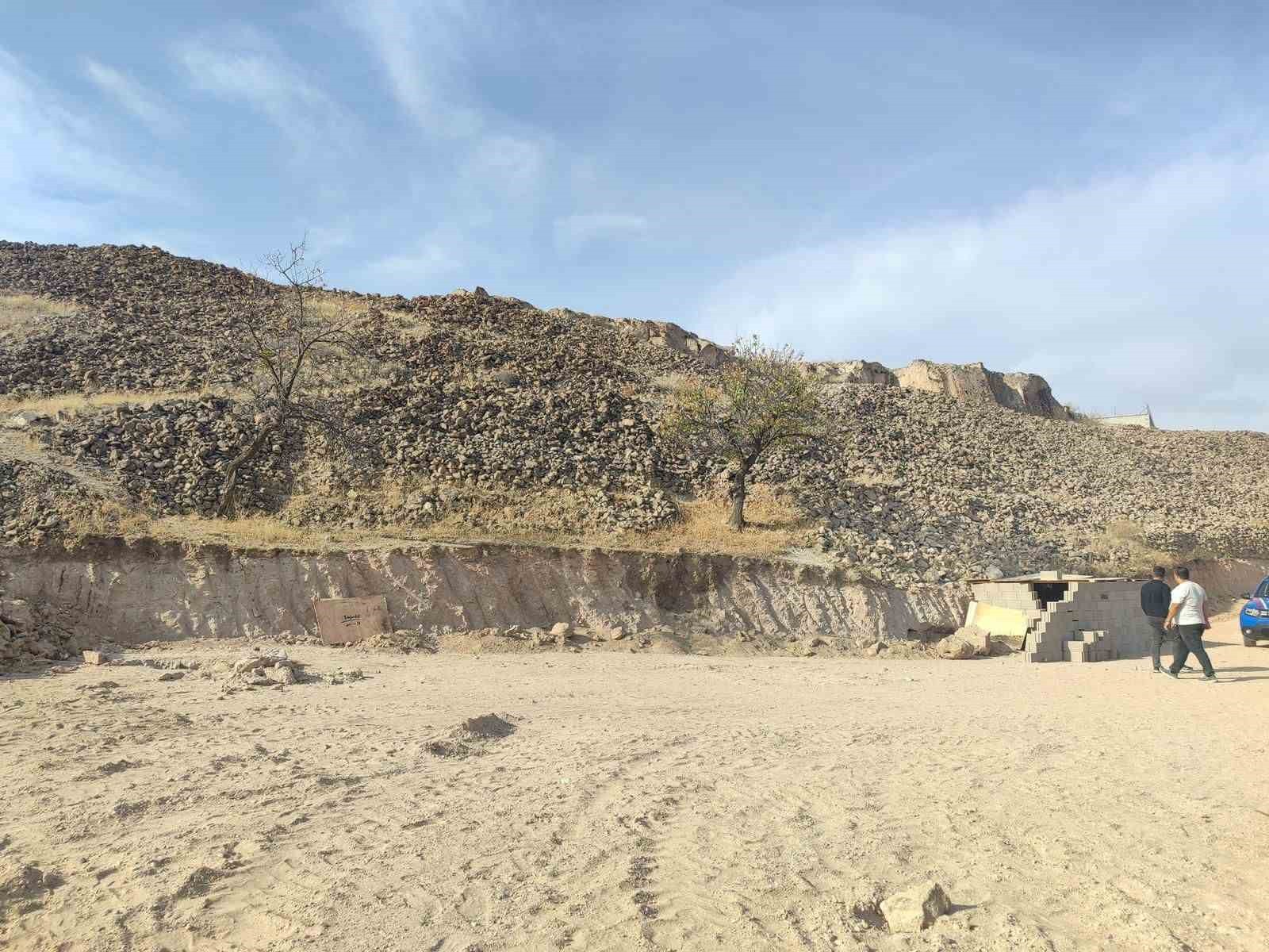 NEVŞEHİR'DE KAÇAK KAZI İHBARINI DEĞERLENDİREN İL JANDARMA KOMUTANLIĞI EKİPLERİ TARAFINDAN YAPILAN...