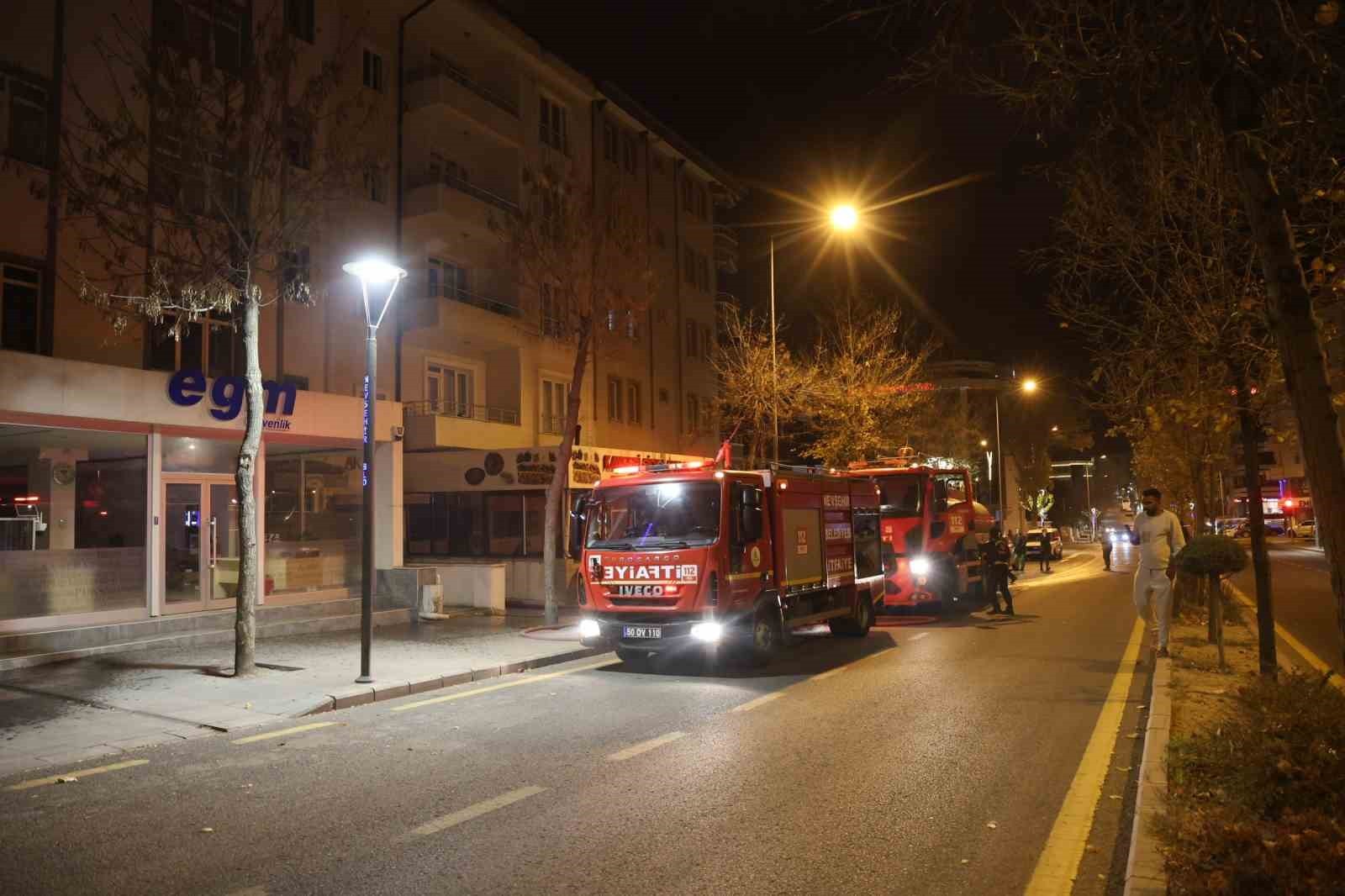 NEVŞEHİR’DE BİR İŞ YERİNİN BACASINDAN ÇIKAN KIVILCIMLAR YANGINA NEDEN OLDU. YANGIN EKİPLER...