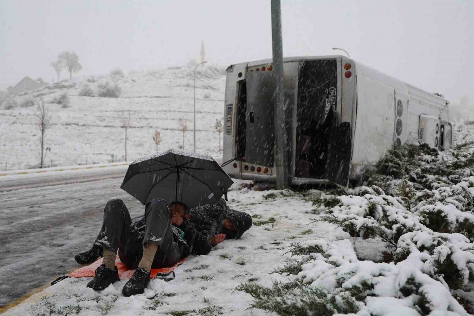 NEVŞEHİR’DE İŞÇİLERİ TAŞIYAN SERVİSİN TAKLA ATMASI SONUCU 14 KİŞİ YARALANIRKEN, YARALILARDAN BİRİ...