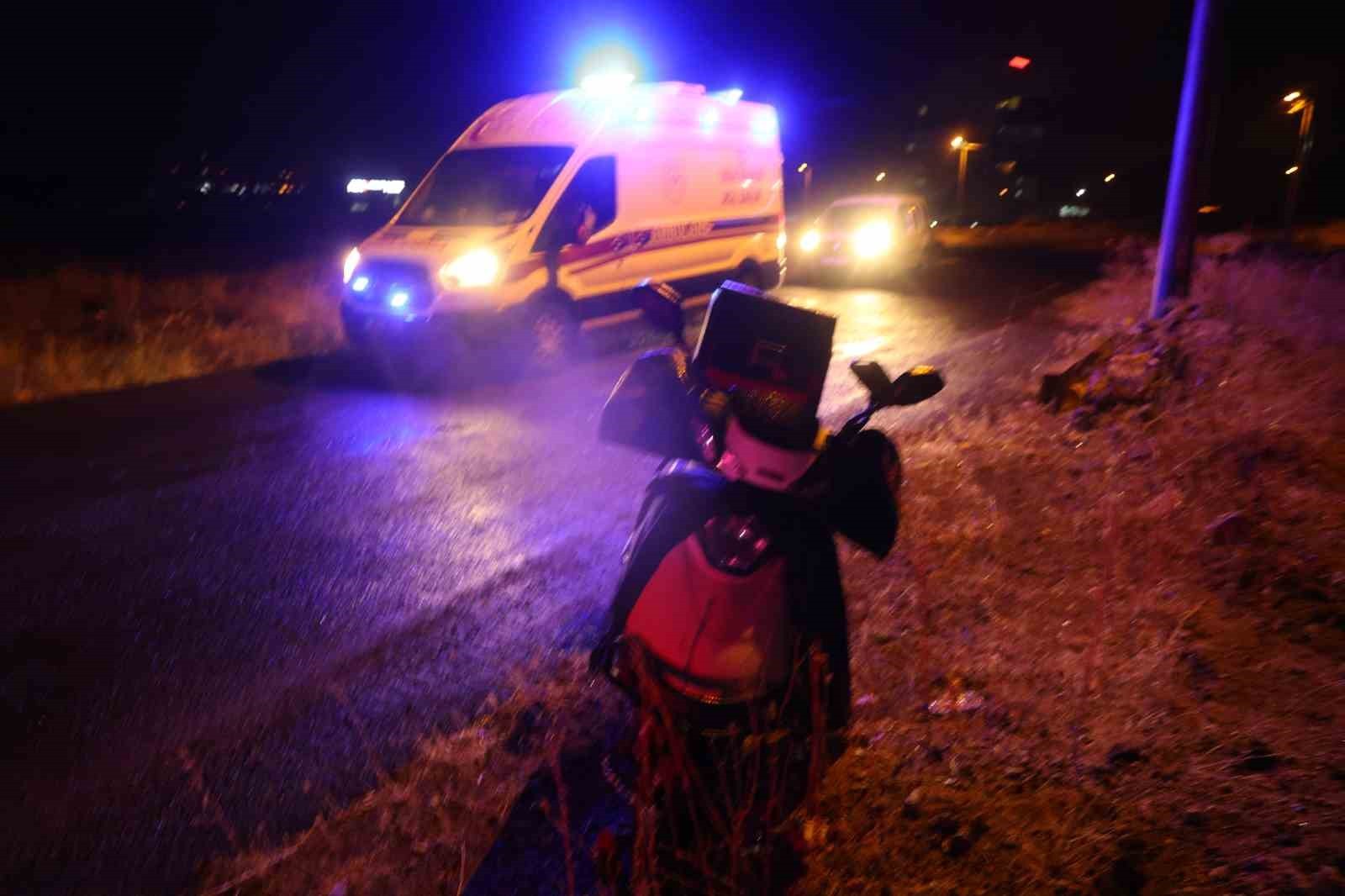 NEVŞEHİR’DE KEDİYE ÇARPMAMAK İÇİN ANİ FREN YAPAN MOTOSİKLET SÜRÜCÜSÜ, KONTROLÜNÜ KAYBEDEREK YOLA...