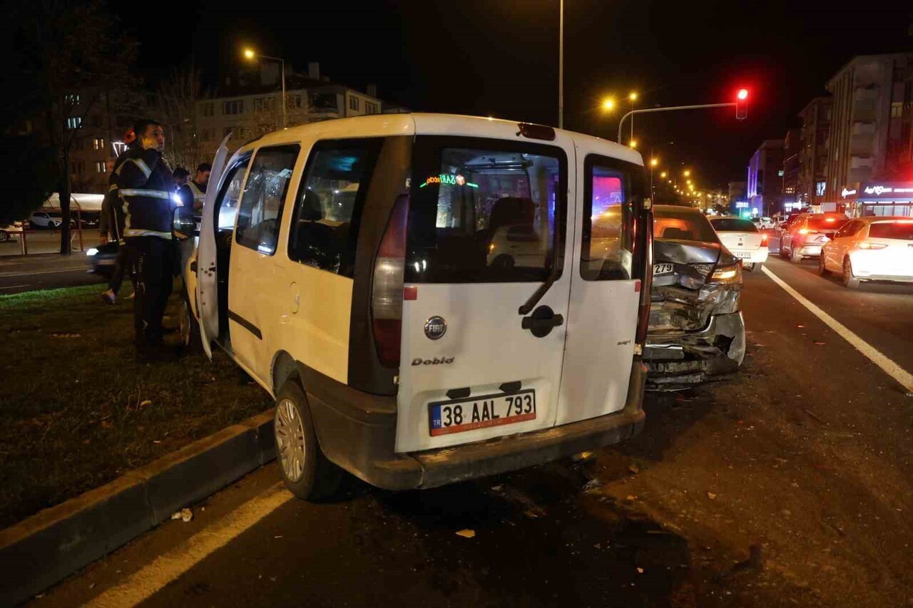 NEVŞEHİR’DE KIRMIZI IŞIKTA BEKLEYEN OTOMOBİLE ÇARPAN HAFİF TİCARİ ARAÇ SÜRÜCÜSÜ KAZA YERİNDEN...
