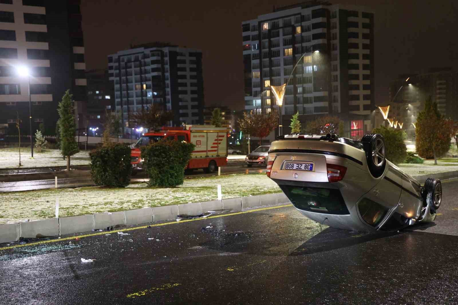 NEVŞEHİR’DE KONTROLDEN ÇIKAN OTOMOBİL ORTA REFÜJE ÇARPTIKTAN SONRA TAKLA ATTI. SÜRÜCÜ ARACI...