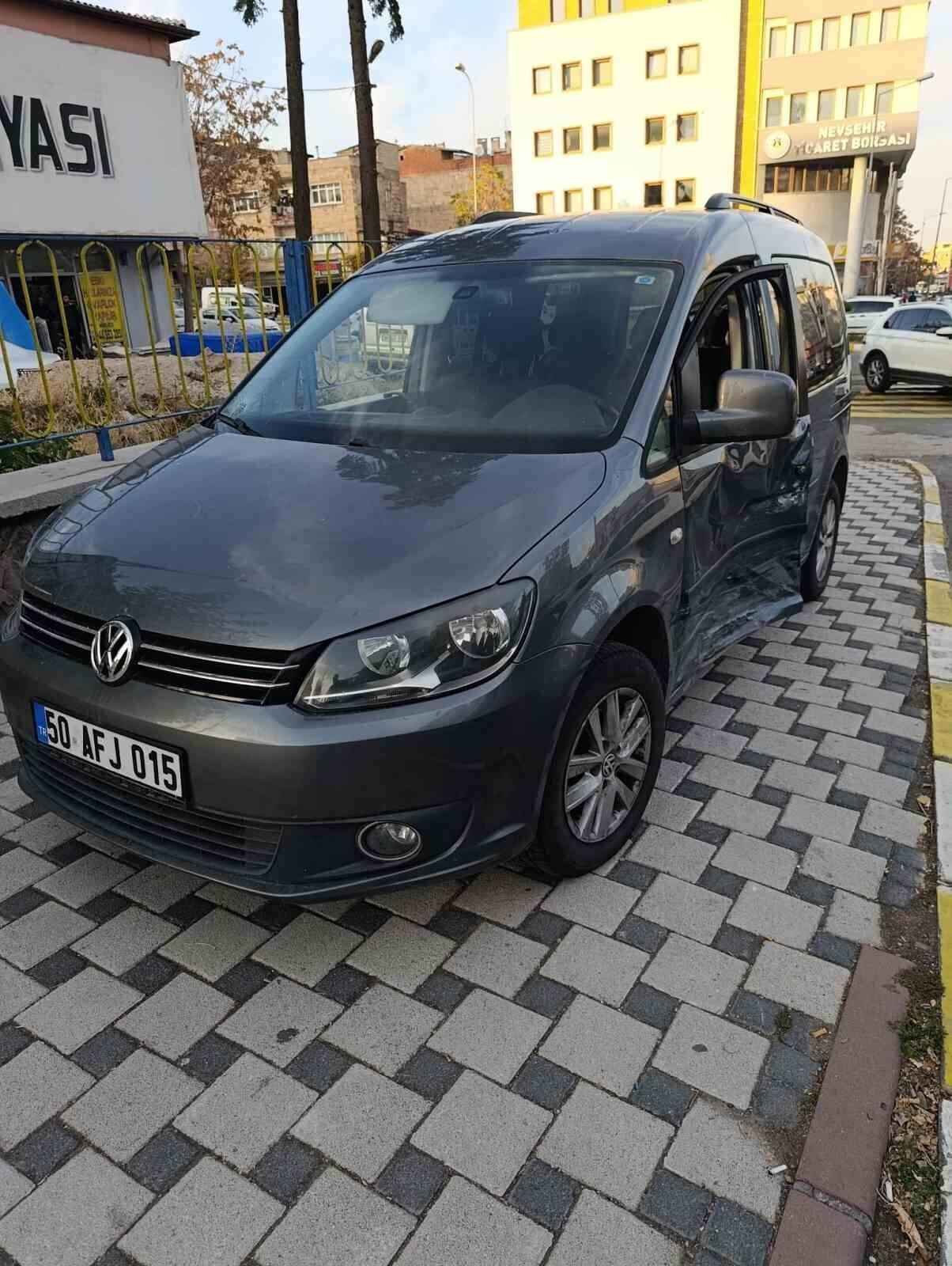 NEVŞEHİR’DE MEYDANA GELEN TRAFİK KAZASINDA HAFİF TİCARİ ARAÇ İLE OTOMOBİL KAVŞAKTA ÇARPIŞTI....