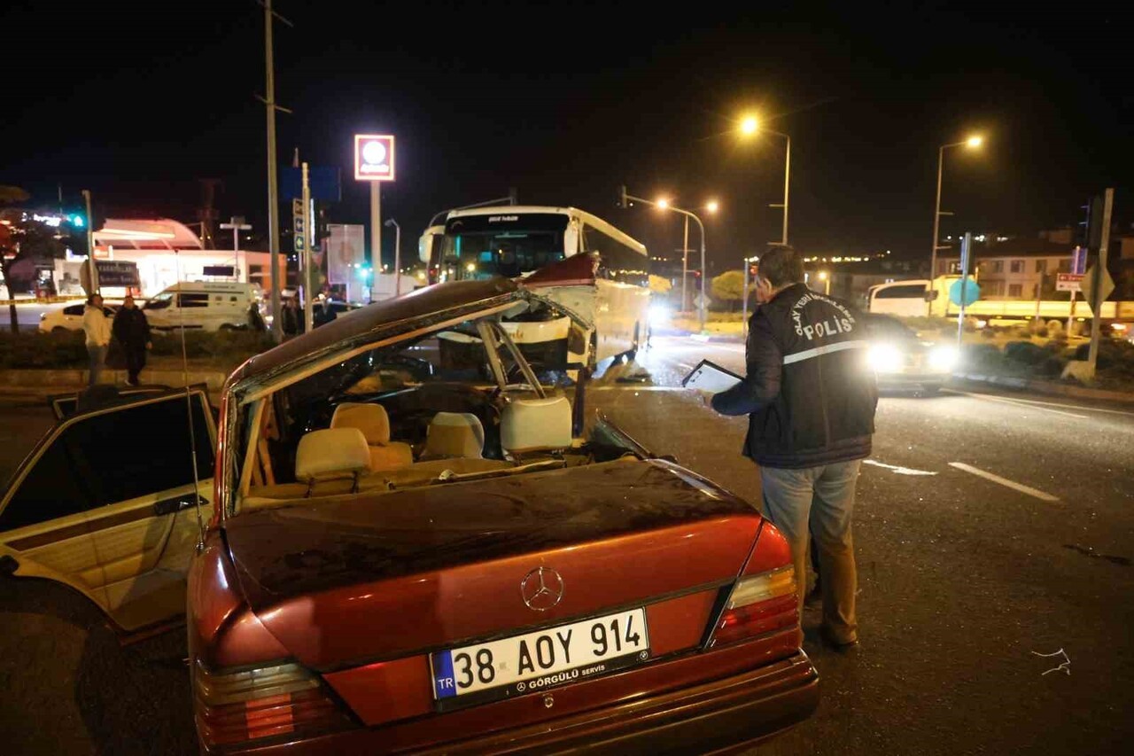 NEVŞEHİR’DE YABANCI UYRUKLU TURİSTLERİ TAŞIYAN OTOBÜS İLE OTOMOBİL ÇARPIŞTI. KAZADA 2 KİŞİ...