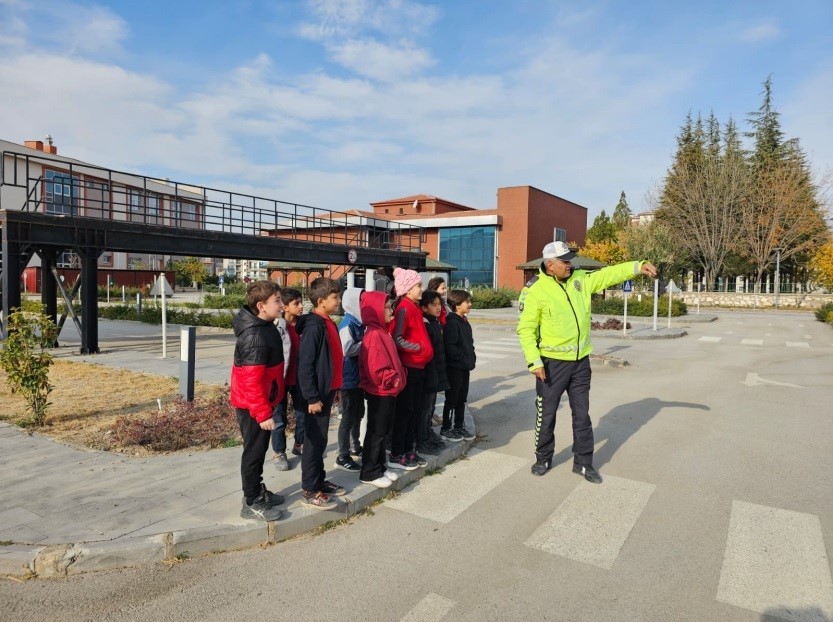 NİĞDE’NİN BOR İLÇESİNDE, TRAFİK TESCİL VE DENETLEME ŞUBE MÜDÜRLÜĞÜ EKİPLERİ, ÖNLEYİCİ TRAFİK...