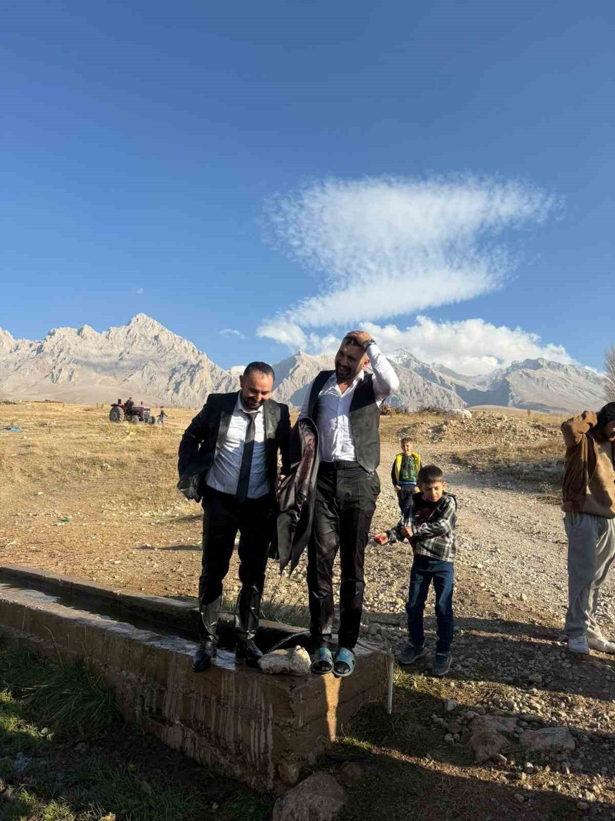 NİĞDE’NİN ÇAMARDI İLÇESİNE BAĞLI ÇUKURBAĞ KÖYÜNDE, DÜĞÜN ÖNCESİ YAPILAN “DAMADI SUYA ATMA”...