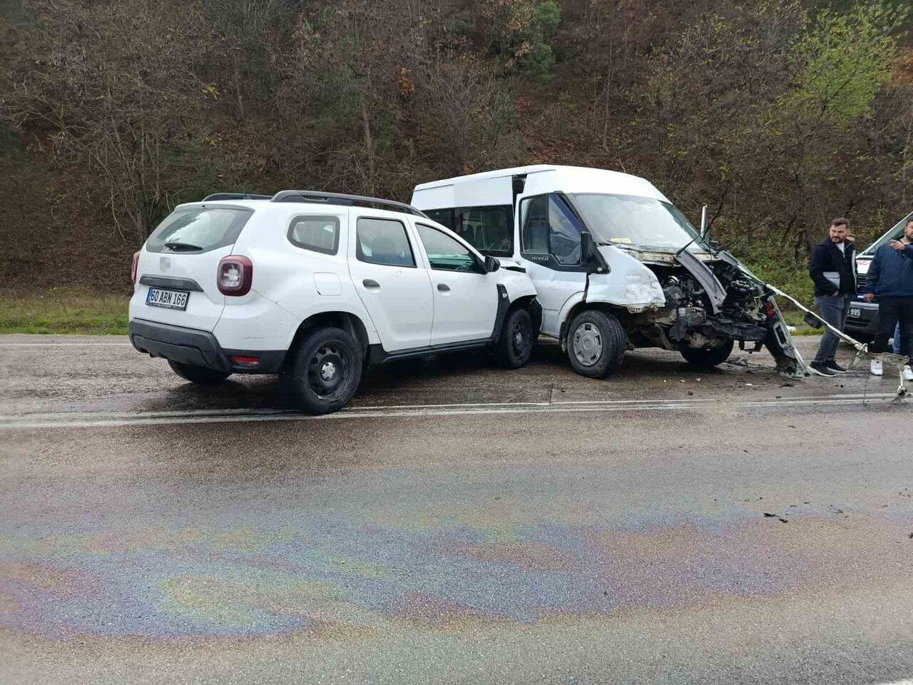 NİKSAR İLÇESİNDE  2 MİNİBÜS VE 1 OTOMOBİLİN KARIŞTIĞI ZİNCİRLEME KAZADA 1’İ ÇOCUK 9 KİŞİ...