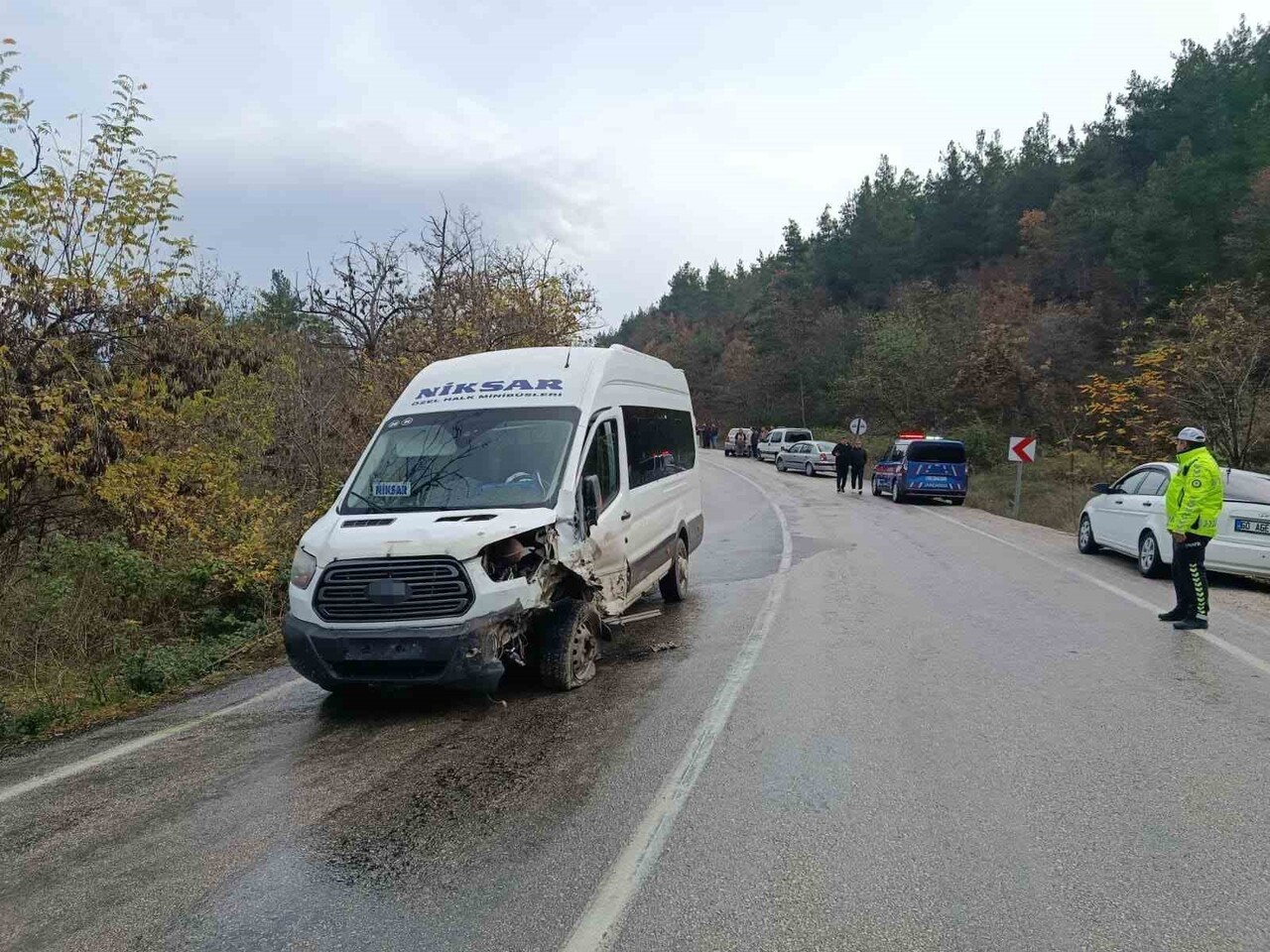 NİKSAR İLÇESİNDE  2 MİNİBÜS VE 1 OTOMOBİLİN KARIŞTIĞI ZİNCİRLEME KAZADA 1’İ ÇOCUK 9 KİŞİ...