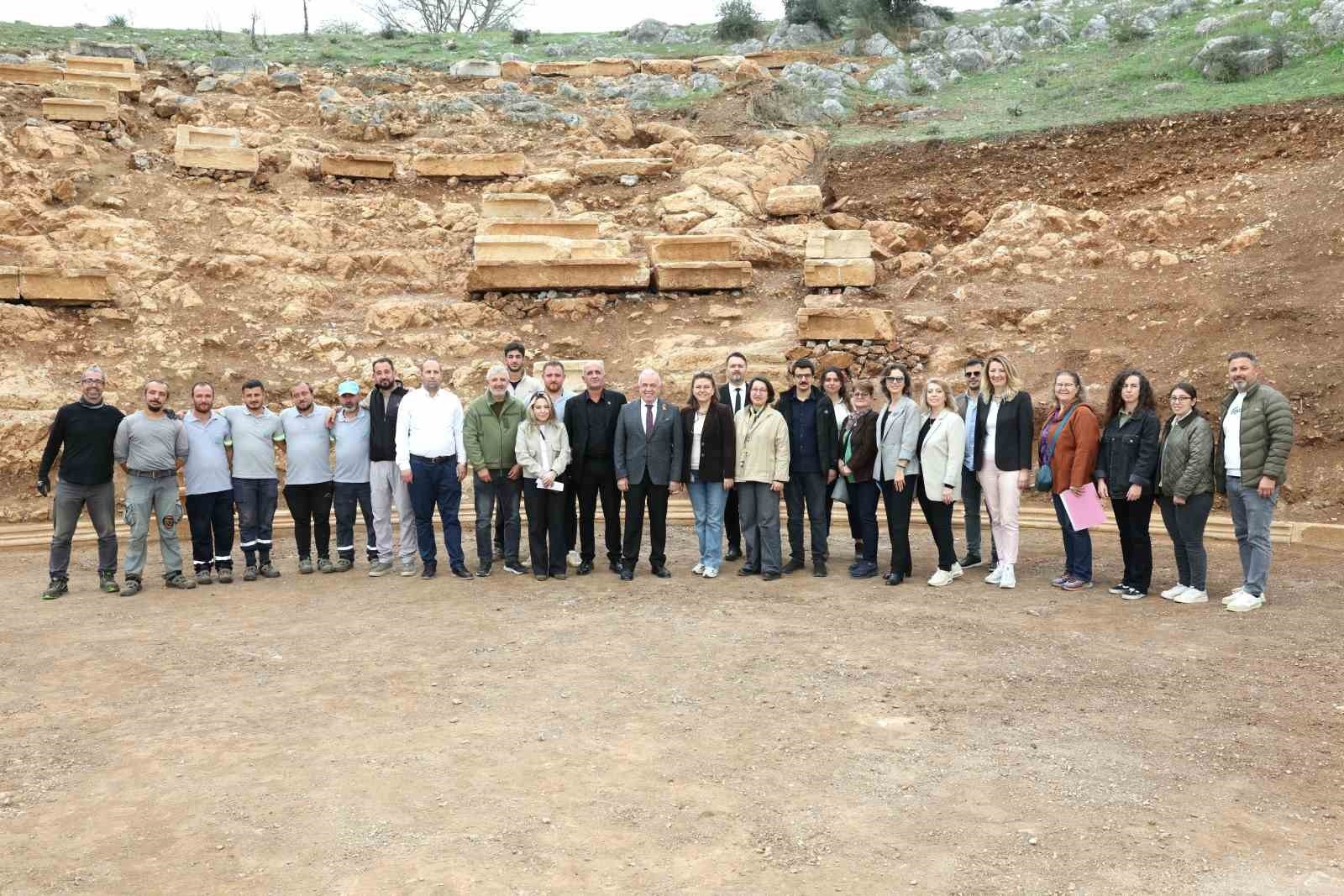 NİLÜFER BELEDİYE BAŞKANI ŞADİ ÖZDEMİR, KAZI ALANINI ZİYARET EDEREK PROF. DR. DERYA ŞAHİN'DEN BİLGİ...