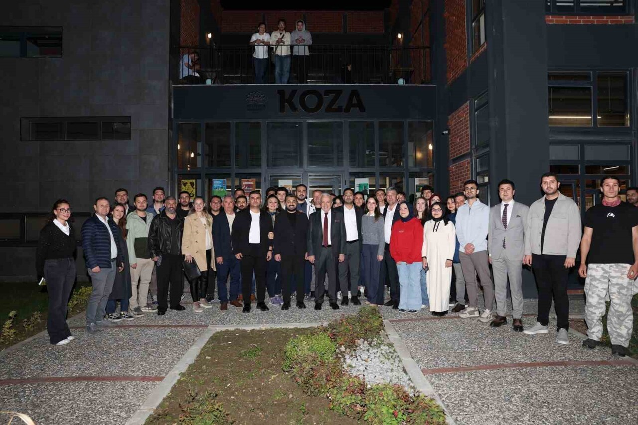 NİLÜFER BELEDİYE BAŞKANI ŞADİ ÖZDEMİR, VİZE SINAVLARINA HAZIRLANAN ÜNİVERSİTE ÖĞRENCİLERİNİ KOZA...