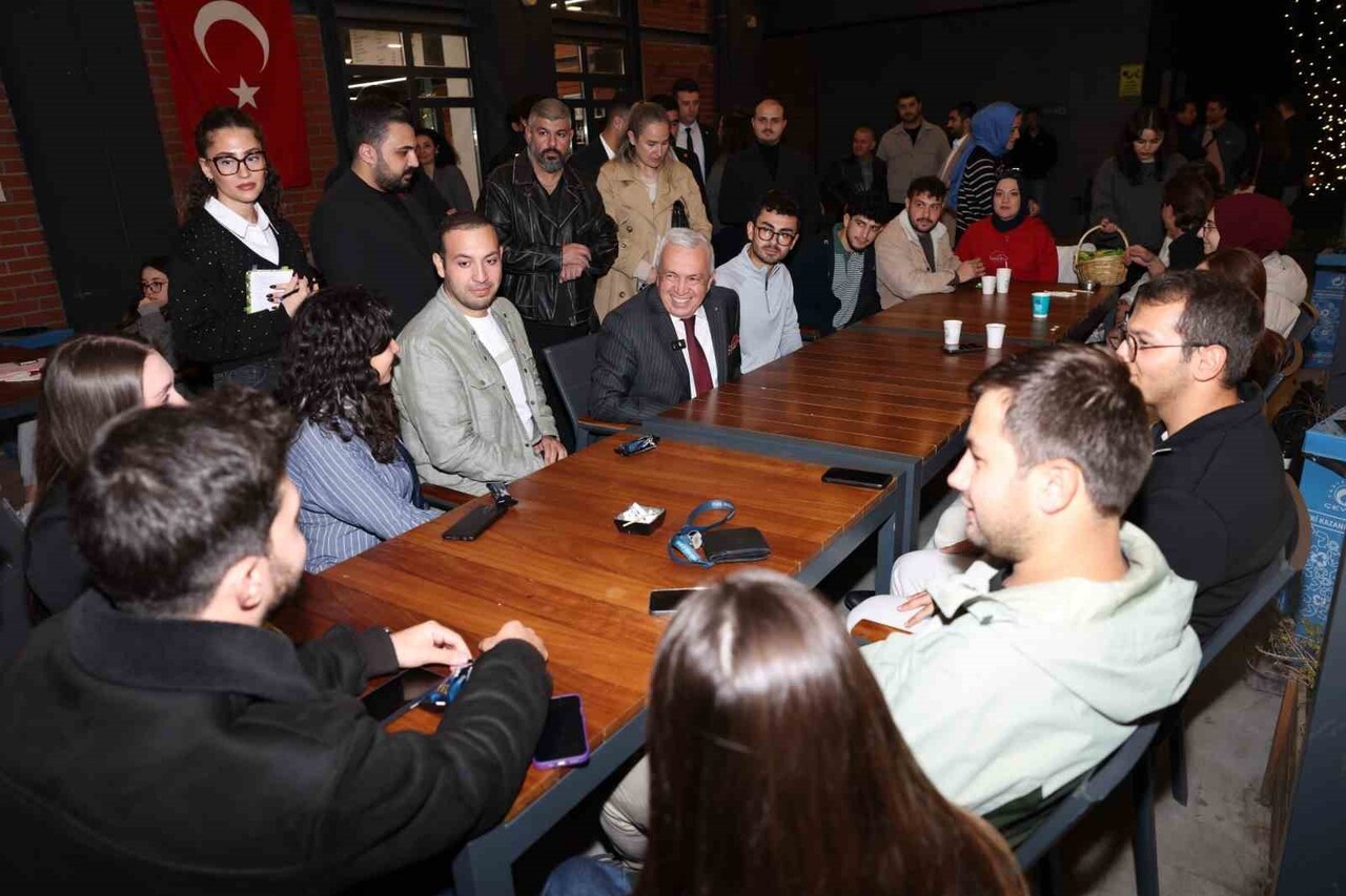 NİLÜFER BELEDİYE BAŞKANI ŞADİ ÖZDEMİR, VİZE SINAVLARINA HAZIRLANAN ÜNİVERSİTE ÖĞRENCİLERİNİ KOZA...