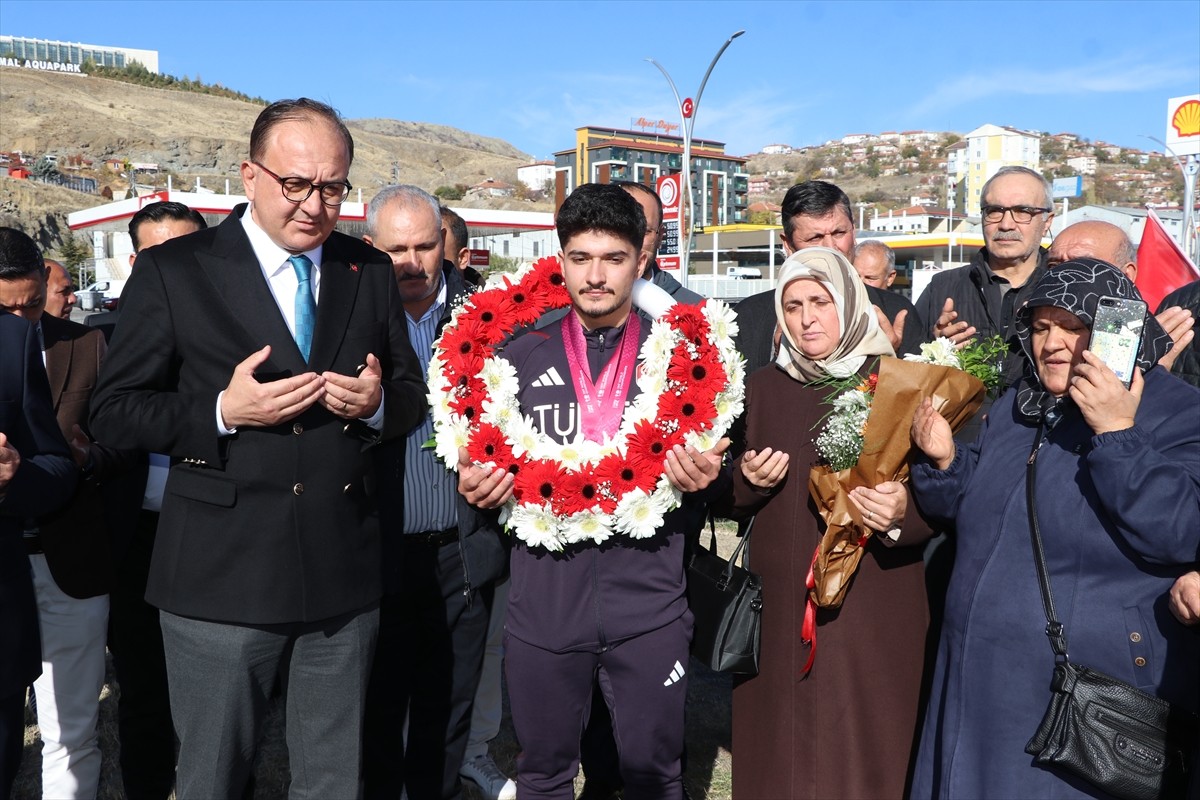 Norveç'te düzenlenen Büyükler Dünya Halter Şampiyonası'nda altın madalya kazanan milli sporcu...