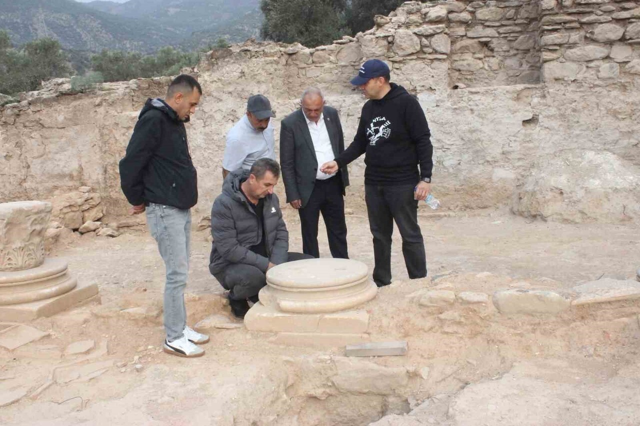 NYSA ANTİK KENTİ’NDE İNCELEMELERDE BULUNAN SULTANHİSAR BELEDİYE BAŞKANI OSMAN YILDIRIMKAYA, ORTAYA...