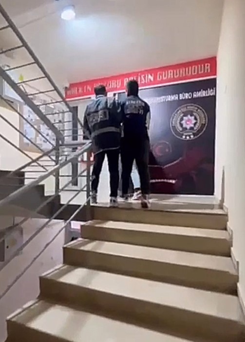 Ö.A. İSİMLİ ŞAHSIN ÜÇ AYRI HIRSIZLIK DOSYASINDAN FİRARİ OLDUĞU VE 3 YIL 2 AY KESİNLEŞMİŞ HAPİS...