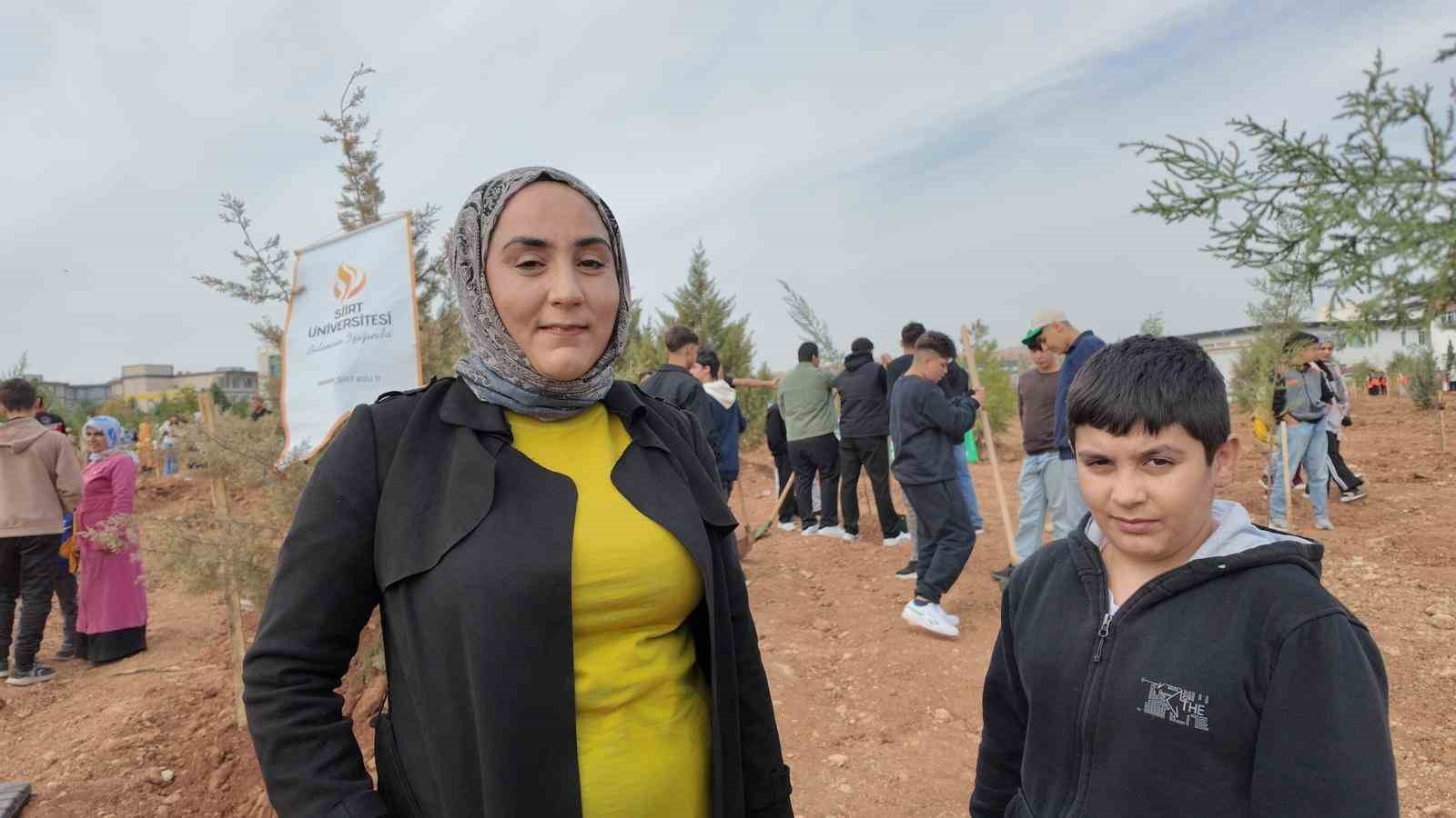 OĞLUYLA BERABER GELEN SEMA ÖZCELİK DE, "GELECEĞE YATIRIM YAPMAK İÇİN FİDAN DİKMEYE GELDİK"...