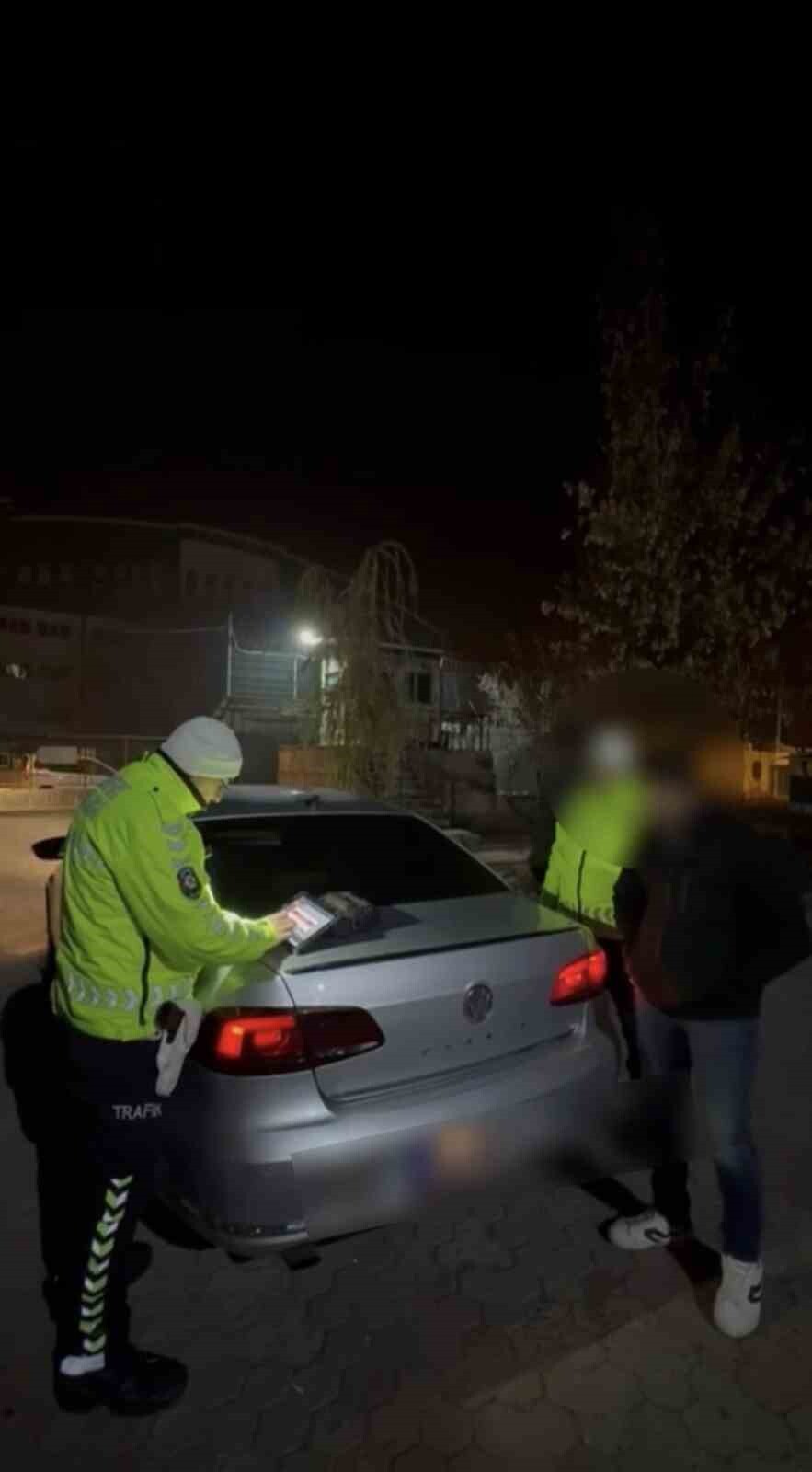 ÖĞRENCİ YURDU ÖNÜNDE DRİFT YAPAN SÜRÜCÜ YAKALANDI