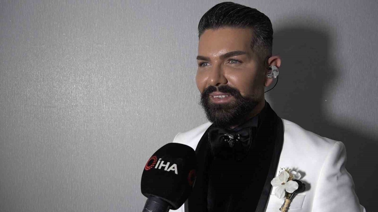 ÖĞRETMENLER GÜNÜ’NDE ANLAMLI BİR ETKİNLİĞE İMZA ATAN SEVİLEN SANATÇI MEHMET ÇEVİK, BU ÖZEL GECEDE...