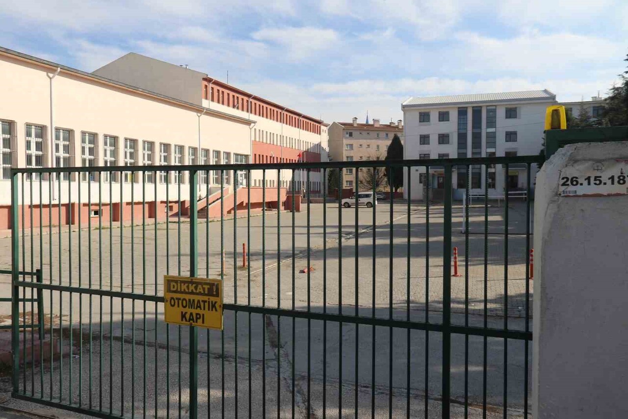 OLAY, BATIKENT MAHALLESİ'NDE BULUNAN ŞEHİT MURAT TUZSUZ MESLEKİ VE TEKNİK ANADOLU LİSESİ'NDE...