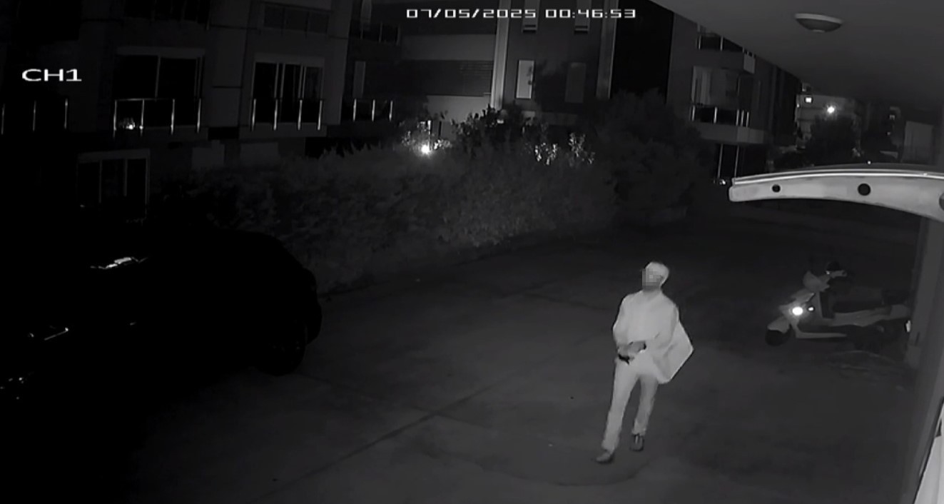 OLAY GECESİ ELİNDE SOPAYLA SİTE ÇEVRESİNE GELEN BİR KİŞİNİN GÜVENLİK KAMERASINA YANSIYAN...