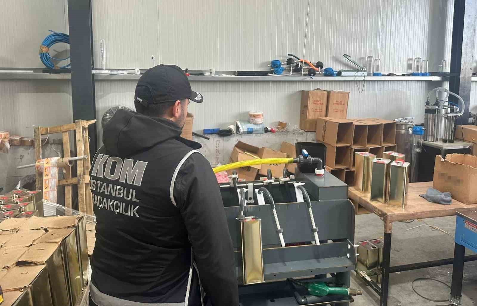 OPERASYONDA, 10 BİN 500 LİTRE ETİL-METİL OLDUĞU DEĞERLENDİRİLEN ALKOLLÜ SIVI ELE...