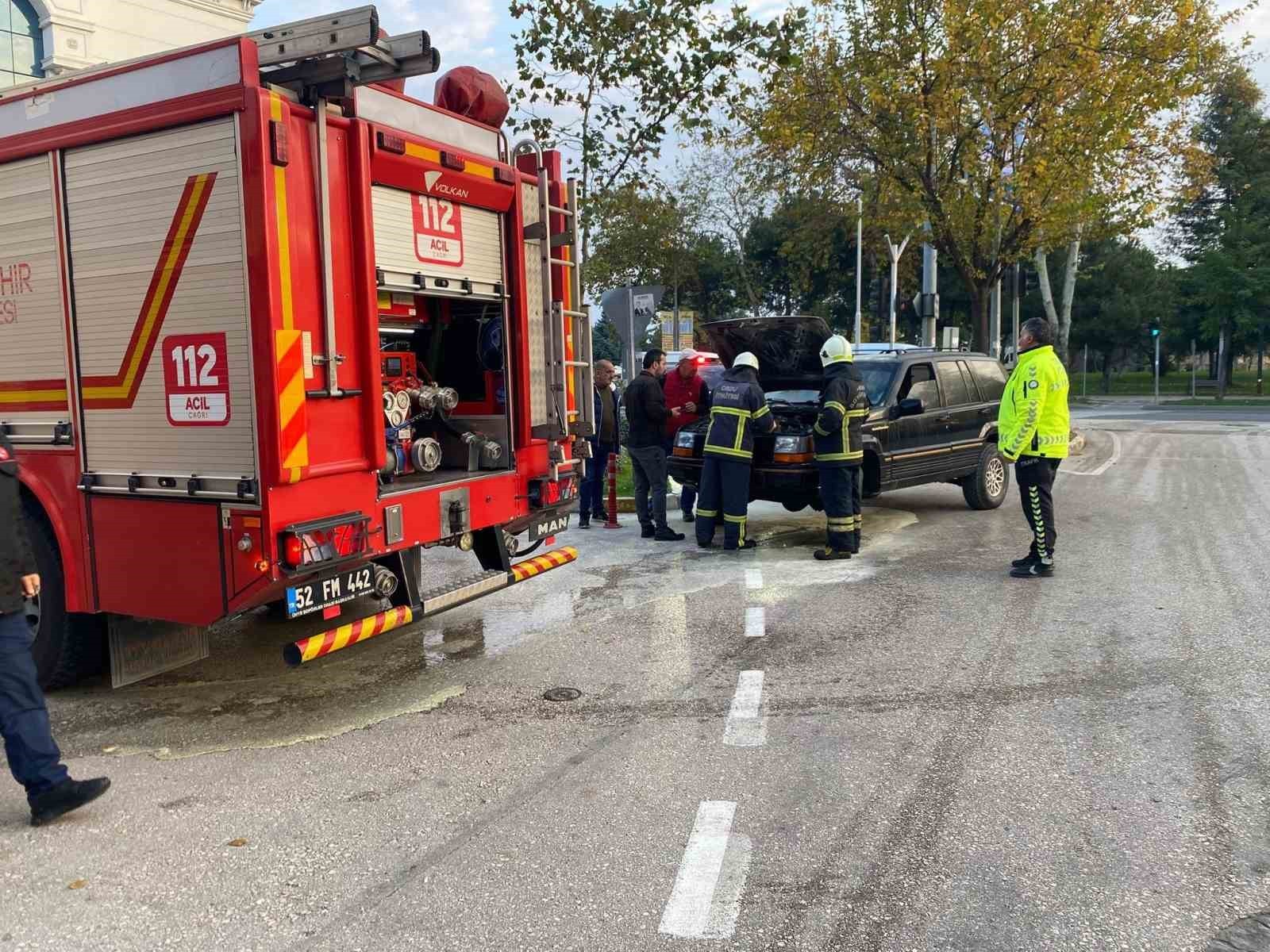 ORDU'NUN ÜNYE İLÇESİNDE SEYİR HALİNDE OLAN BİR OTOMOBİLİN MOTOR KISMINDAN YANGIN ÇIKTI.