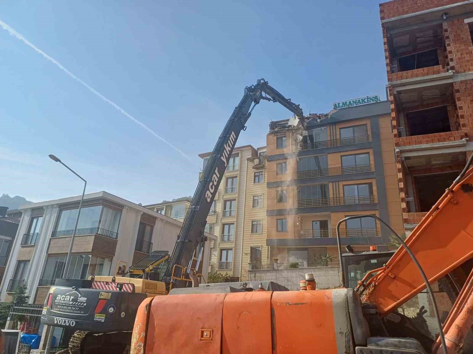 ORDU’DA, TEMEL KAZISI SONRASINDA ZEMİNİNDEKİ KAYMA NEDENİYLE ÇATLAKLAR OLUŞAN VE YANA EĞİLEN...