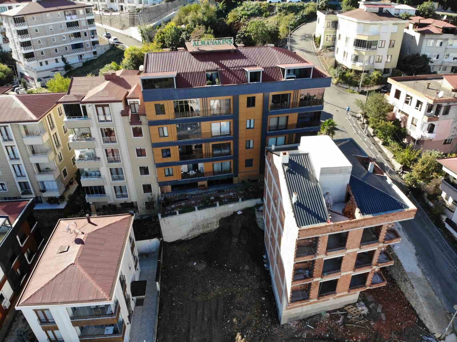 ORDU’DA, TEMEL KAZISI SONRASINDA ZEMİNİNDEKİ KAYMA NEDENİYLE ÇATLAKLAR OLUŞAN VE YANA EĞİLEN...