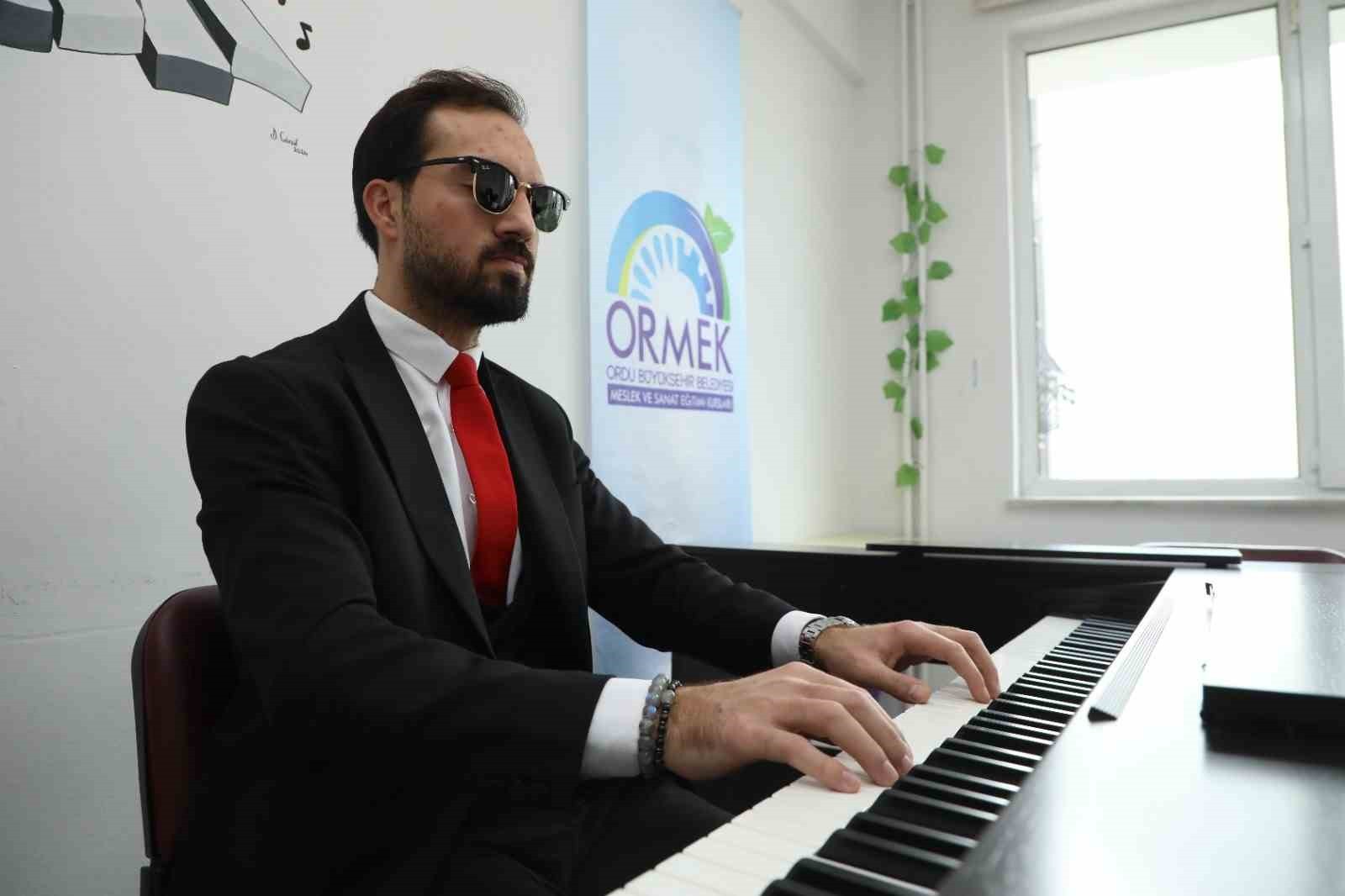 ORDU’DA YAŞAYAN 30 YAŞINDAKİ KENAN ÇOBAN, GÖRME ENGELLİ OLMASINA RAĞMEN ORDU BÜYÜKŞEHİR BELEDİYESİ...