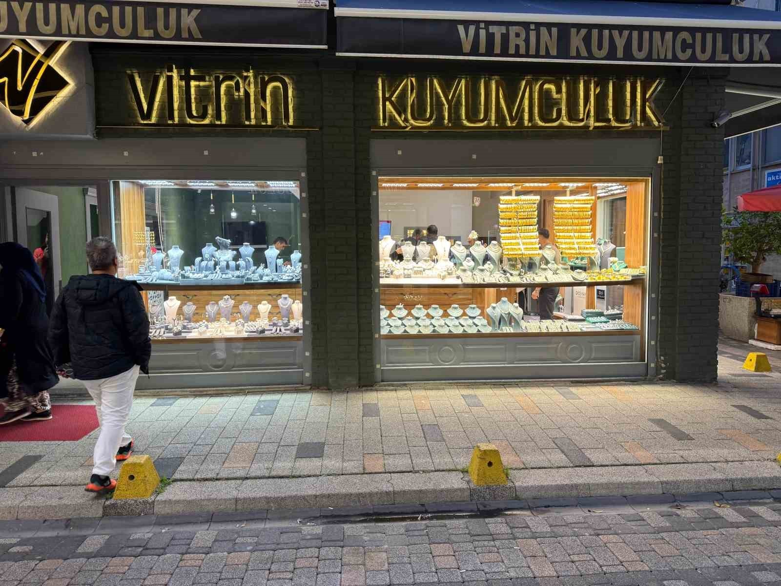 ORDU’NUN ALTINORDU İLÇESİNDE BİR KUYUMCUYA MÜŞTERİ GİBİ GİREN ŞAHIS, SATIN ALACAĞINI SÖYLEYİP...