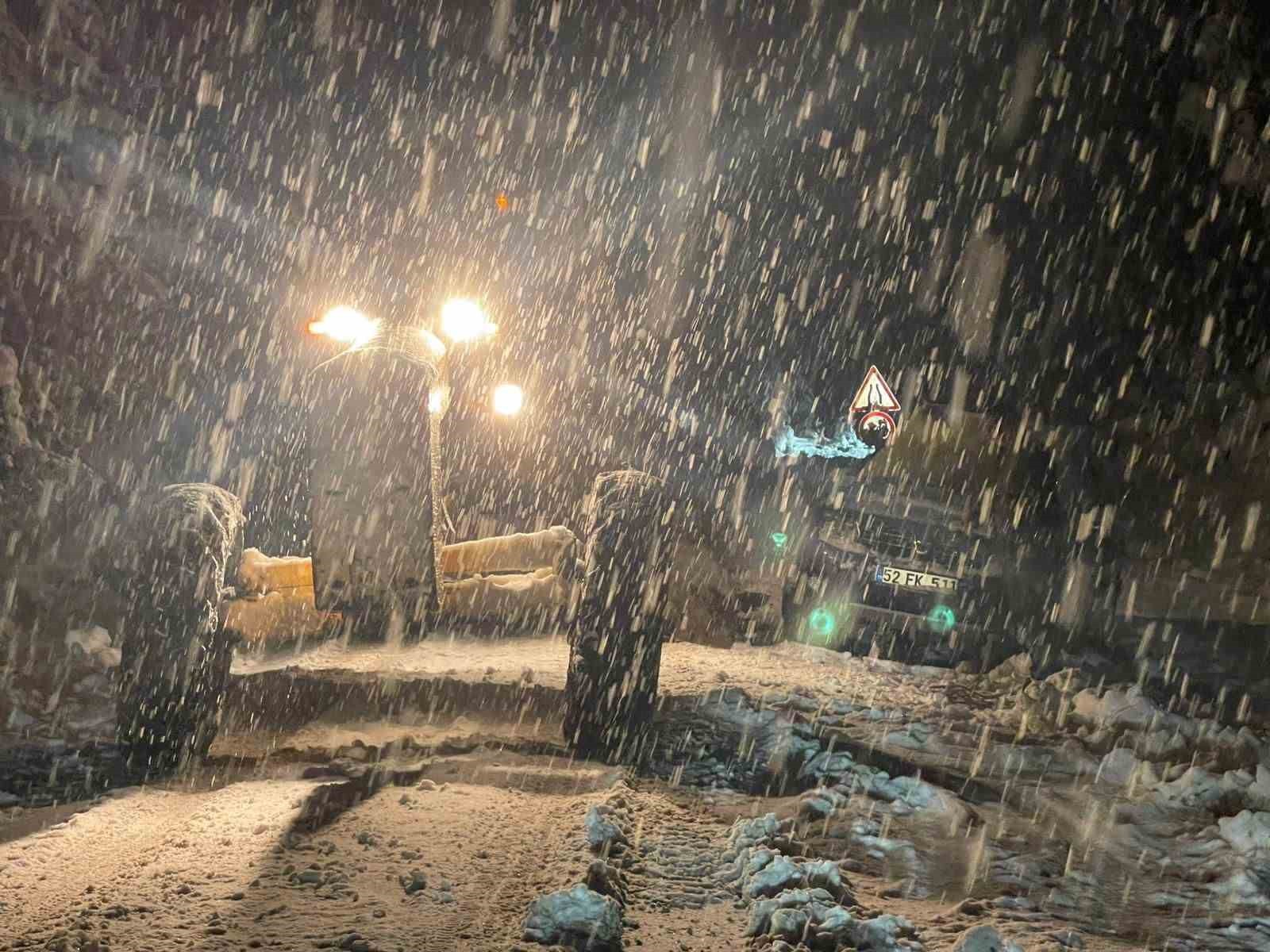 ORDU-SİVAS KARA YOLU, ETKİLİ OLAN YOĞUN KAR YAĞIŞI VE TİPİ NEDENİYLE ULAŞIMA KAPANDI.