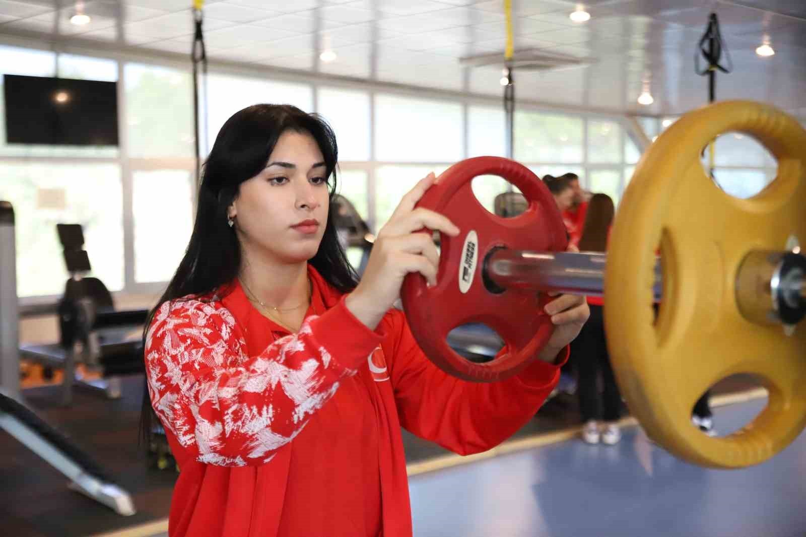 ORTAOKUL ÖĞRENCİSİ İKEN ANTRENÖRÜ SITKI DOĞAN'IN TAVSİYESİ VE ISRARI ÜZERİNE 13 YAŞINDA HALTER...