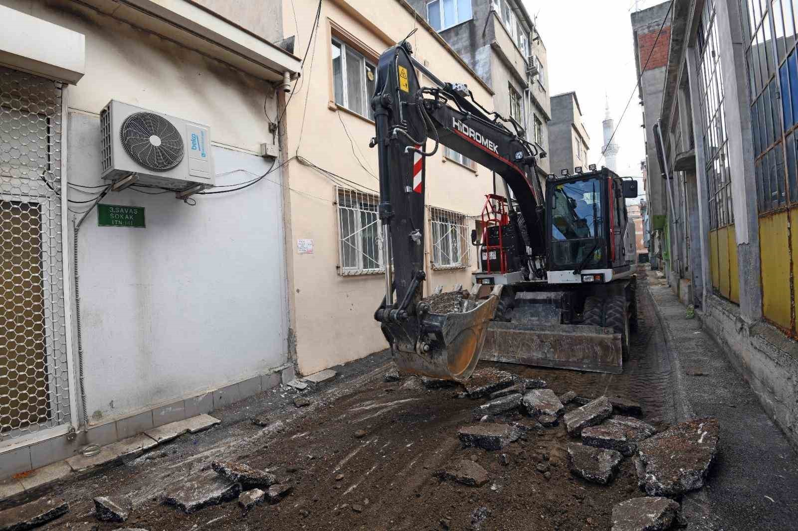 OSMANGAZİ BELEDİYESİ, İLÇE GENELİNDE SÜRDÜRDÜĞÜ KAPSAMLI ASFALT YENİLEME ÇALIŞMALARIYLA HEM...