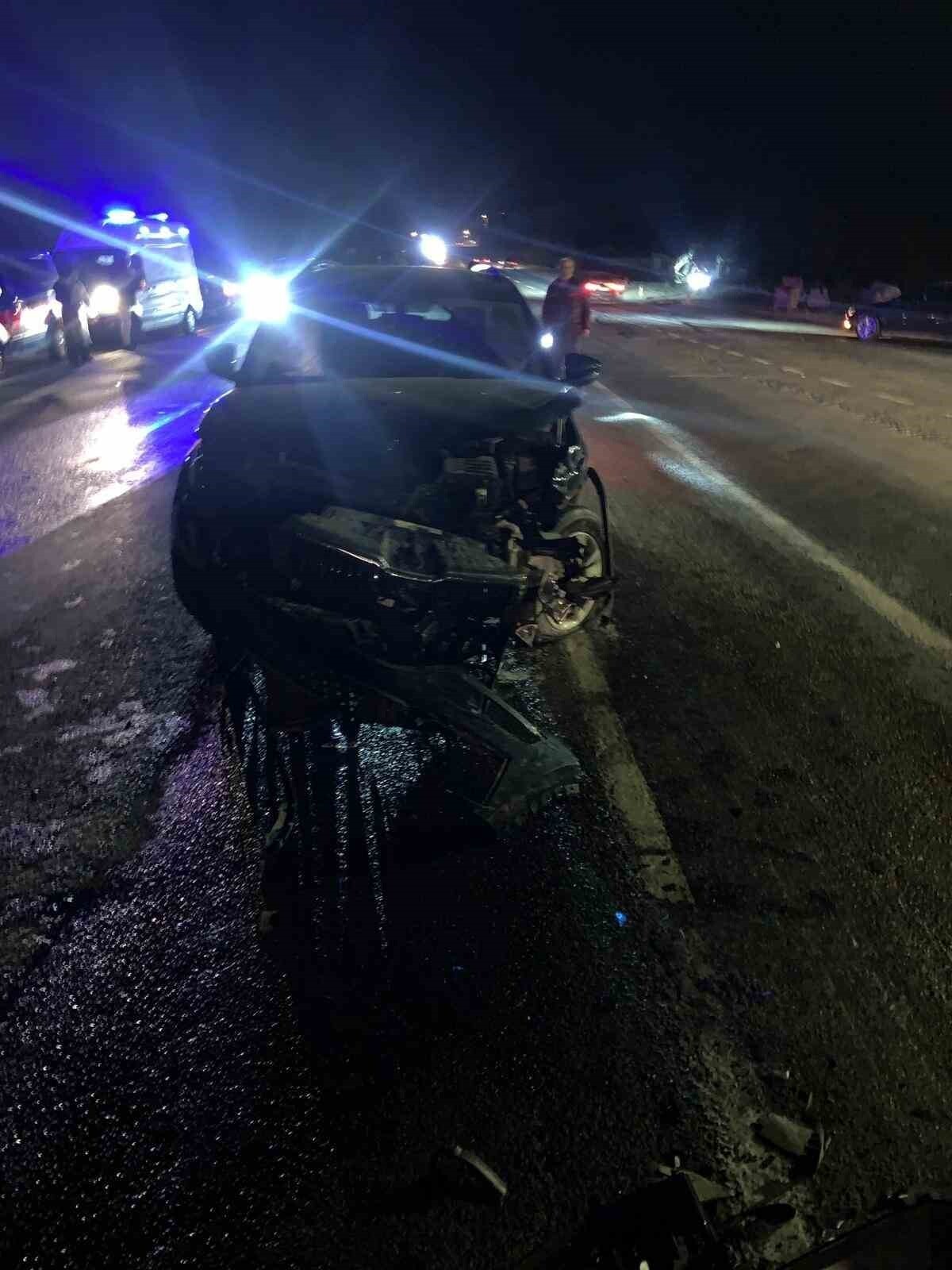 OTOMOBİLLER ÇARPIŞTI: 2 YARALI