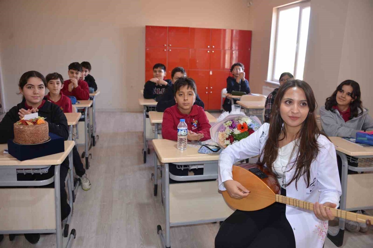 ÖZEL BİLGE KOLEJİ, ÖĞRETMENLER GÜNÜ KAPSAMINDA ANLAMLI BİR ETKİNLİĞE İMZA ATTI. OKULUN KENDİ...