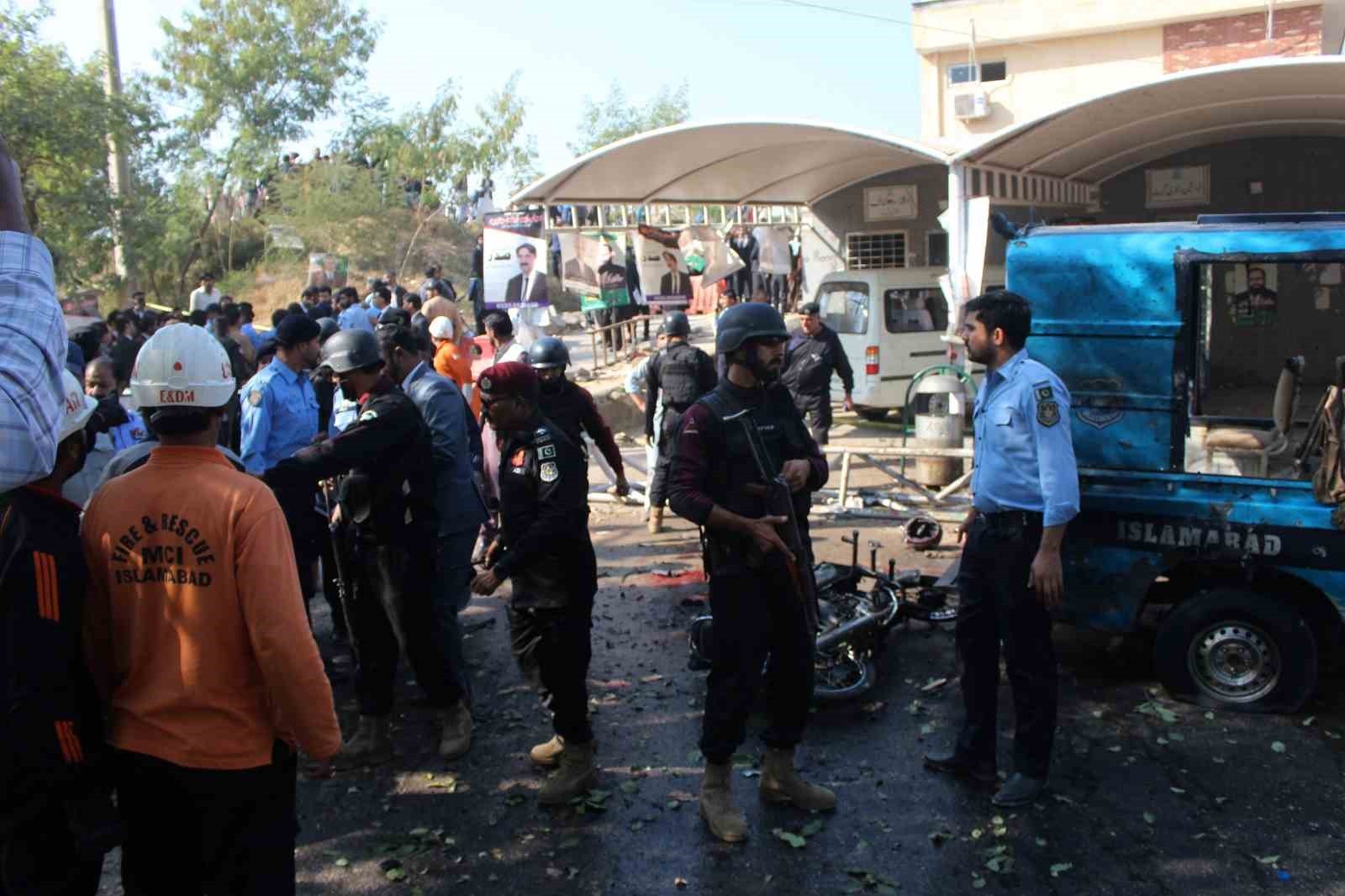 PAKİSTAN’DA YÜKSEK MAHKEME BİNASININ ÖNÜNDE GERÇEKLEŞTİRİLEN İNTİHAR SALDIRISI PAKİSTAN TALİBANI...