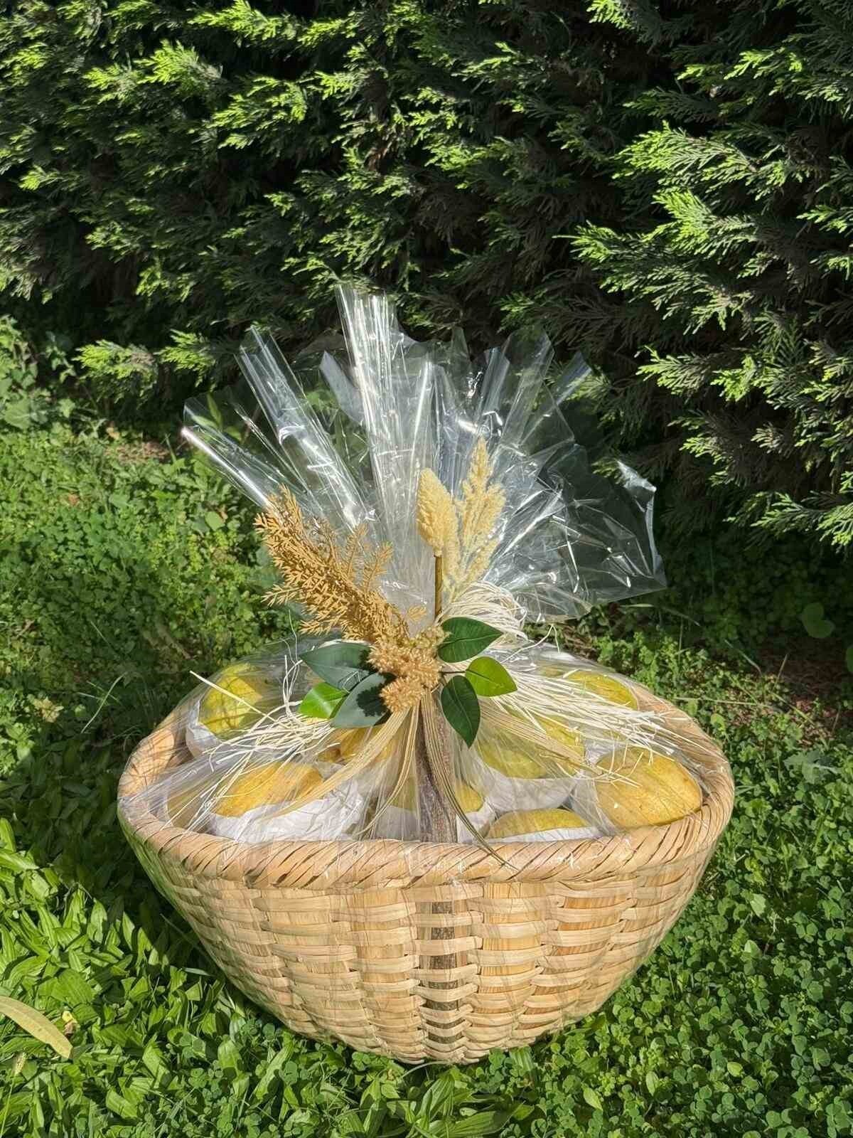 PAPA 14. LEO’YA İZNİK ZİYARETİ SIRASINDA BURSA’NIN COĞRAFİ İŞARETLİ ZEYTİN, KESTANE VE ARMUDUNDAN...