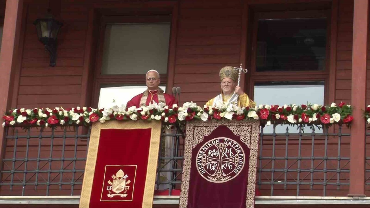 PAPA VE FENER RUM PATRİĞİ BARTHOLOMEOS BALKONA ÇIKARAK BİRLİKTE KATILIMCILARI SELAMLADI.