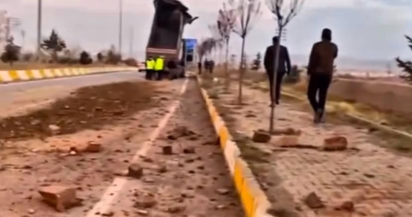 PATNOS’TA DAMPERİ AÇIK KALAN TIR KEMERE ÇARPTI