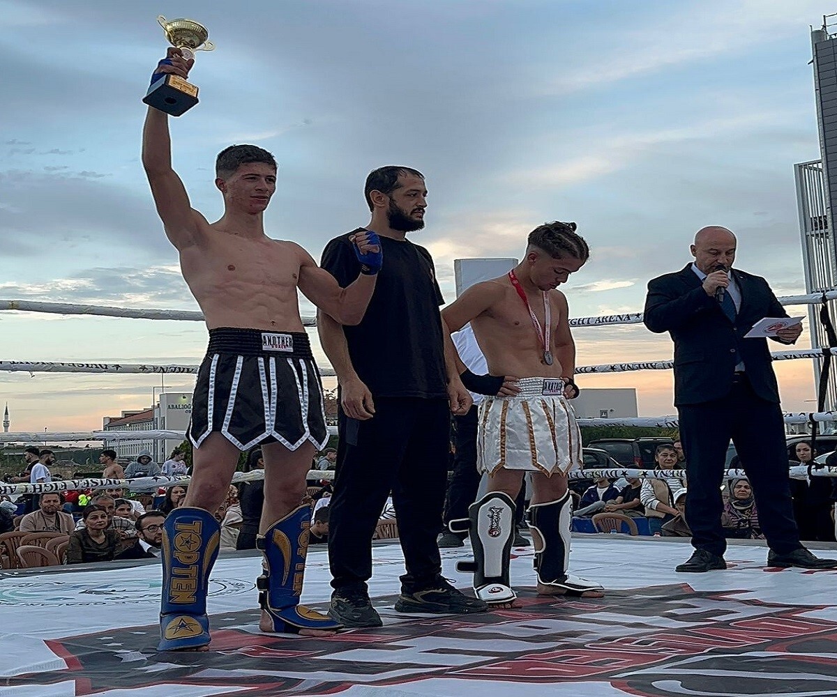 PAZARYERİSPOR KİCK BOKSTA ZİRVEYE ÇIKTI